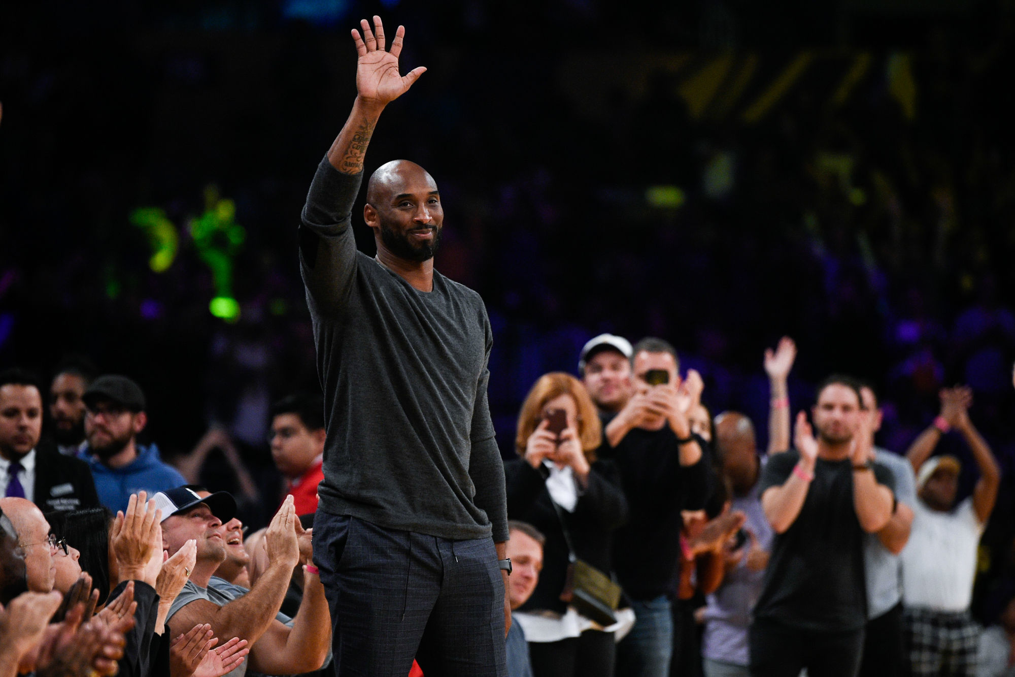 Nov 17, 2019; Los Angeles, CA, USA; Former Lakers player Kobe Bryant acknowledges the crowd during the second quarter against the Atlanta Hawks at Staples Center. Mandatory Credit: Kelvin Kuo-USA TODAY Sports/Sipa USA 

Photo by Icon Sport - Kobe BRYANT - Staples Center - Los Angeles (Etats Unis)