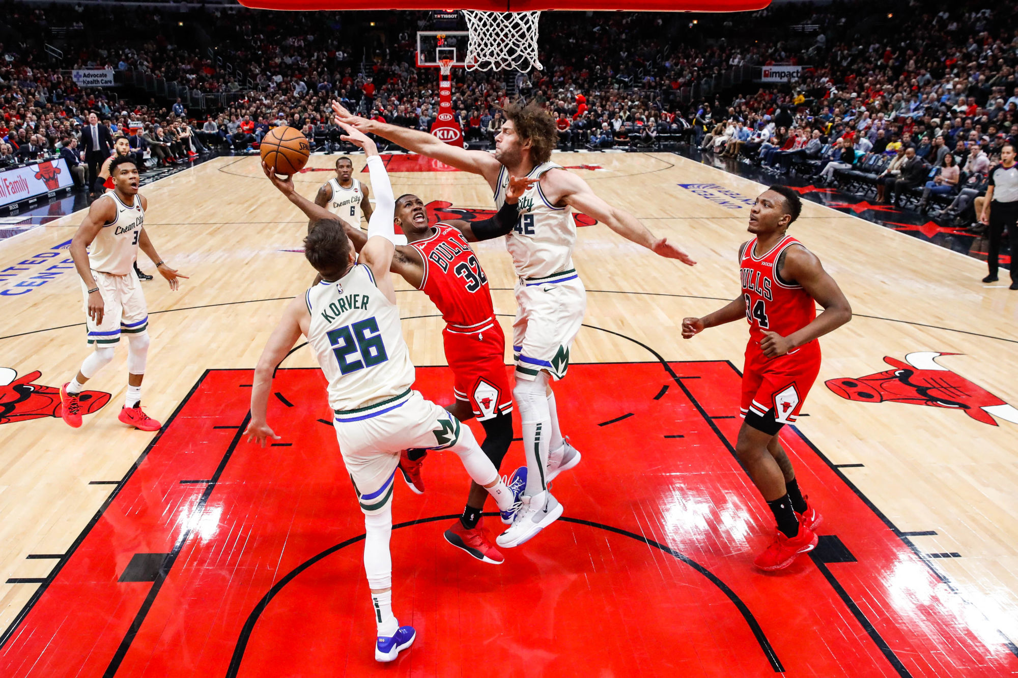 Dec 30, 2019; Chicago, Illinois, USA; Chicago Bulls guard Kris Dunn (32) is defended by Milwaukee Bucks guard Kyle Korver (26) and center Robin Lopez (42) during the first half at United Center. Mandatory Credit: Kamil Krzaczynski-USA TODAY Sports/Sipa USA 


Photo by Icon Sport - United Center - Chicago (Etats Unis)