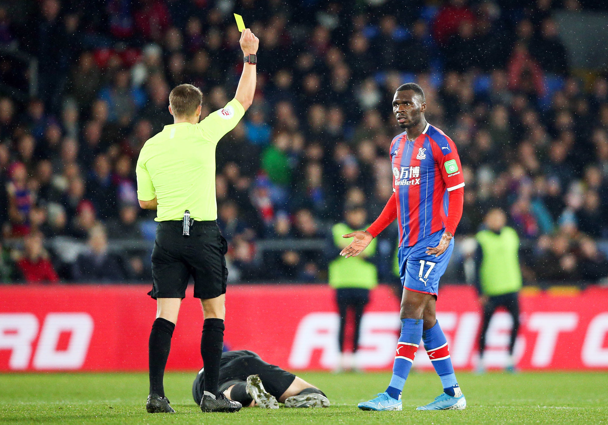 Crystal Palace's Christian Benteke is shown a yellow card during the Premier League match at Selhurst Park, London. 

Photo by Icon Sport - Christian BENTEKE - Selhurst Park - Londres (Angleterre)