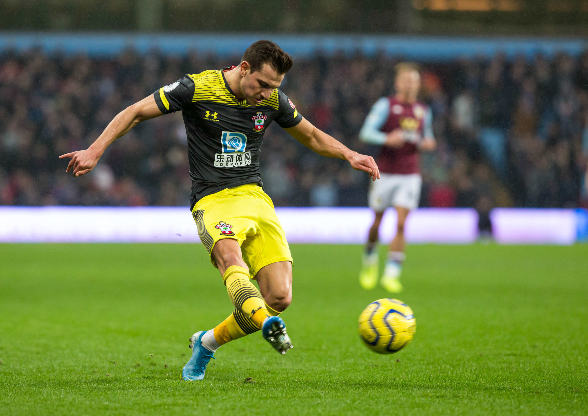 21st December 2019; Villa Park, Birmingham, Midlands, England; English Premier League Football, Aston Villa versus Southampton; Cedric of Southampton crossing the ball - Strictly Editorial Use Only. No use with unauthorized audio, video, data, fixture lists, club/league logos or 'live' services. Online in-match use limited to 120 images, no video emulation. No use in betting, games or single club/league/player publications 

Photo by Icon Sport - Cedric SOARES - Villa Park - Birmingham (Angleterre)