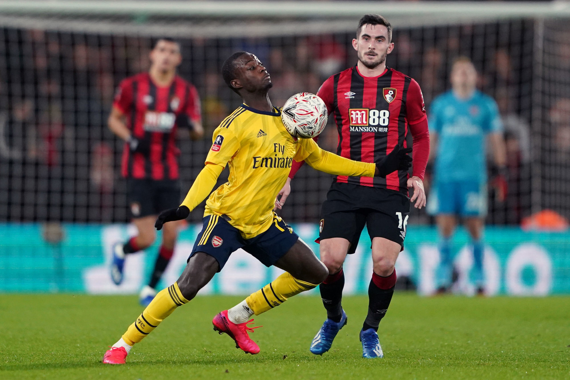 Arsenal's Nicolas Pepe (left) and Bournemouth's Lewis Cook battle for the ball 
Photo by Icon Sport - Bournemouth (Angleterre)