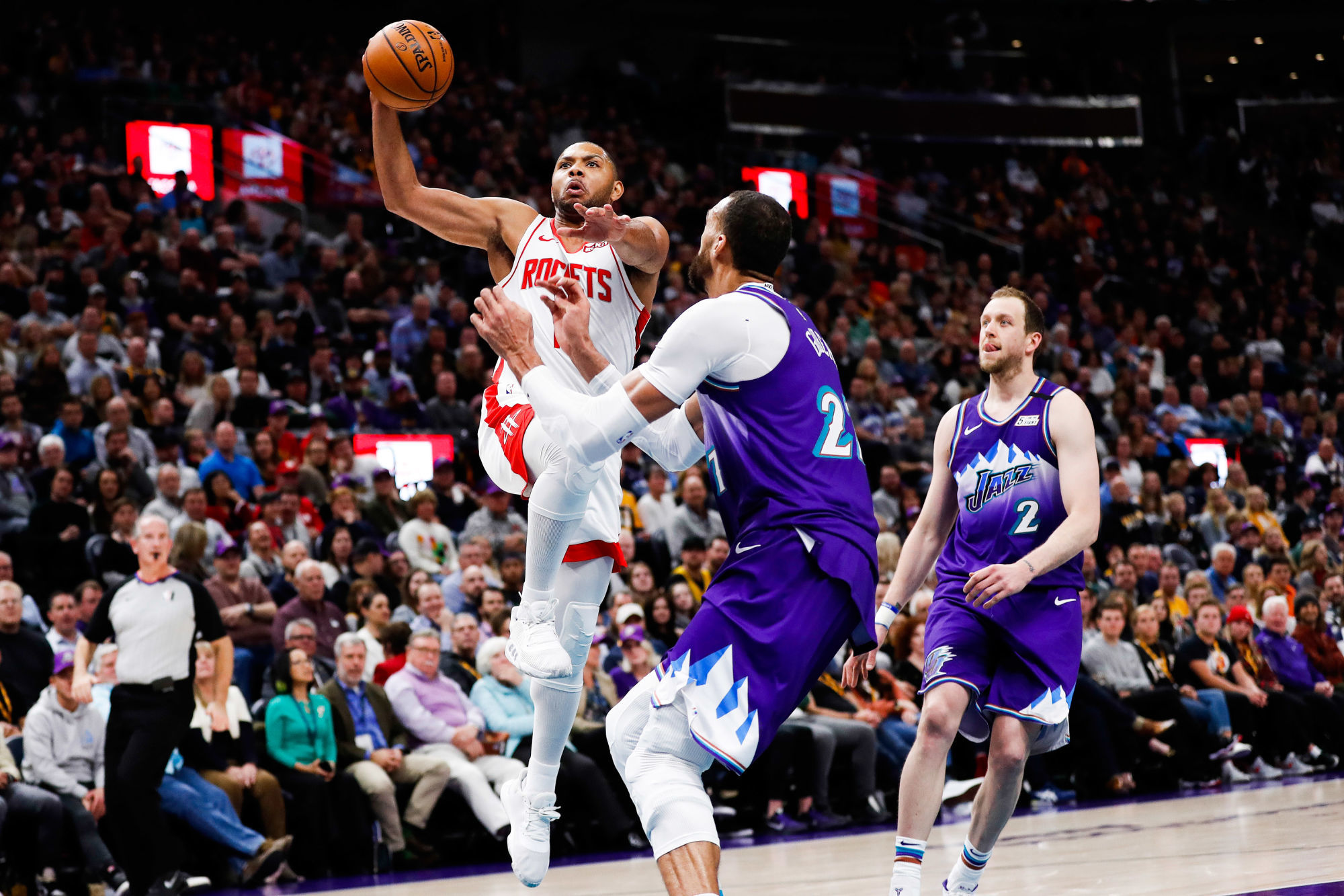 Jan 27, 2020; Salt Lake City, Utah, USA; Houston Rockets guard Eric Gordon (10) drives to the hoop against Utah Jazz center Rudy Gobert (27) and guard Joe Ingles (2) during the second quarter at Vivint Smart Home Arena. Mandatory Credit: Jeffrey Swinger-USA TODAY Sports/Sipa USA 

Photo by Icon Sport - Vivint Smart Home Arena - Utah (Etats Unis)