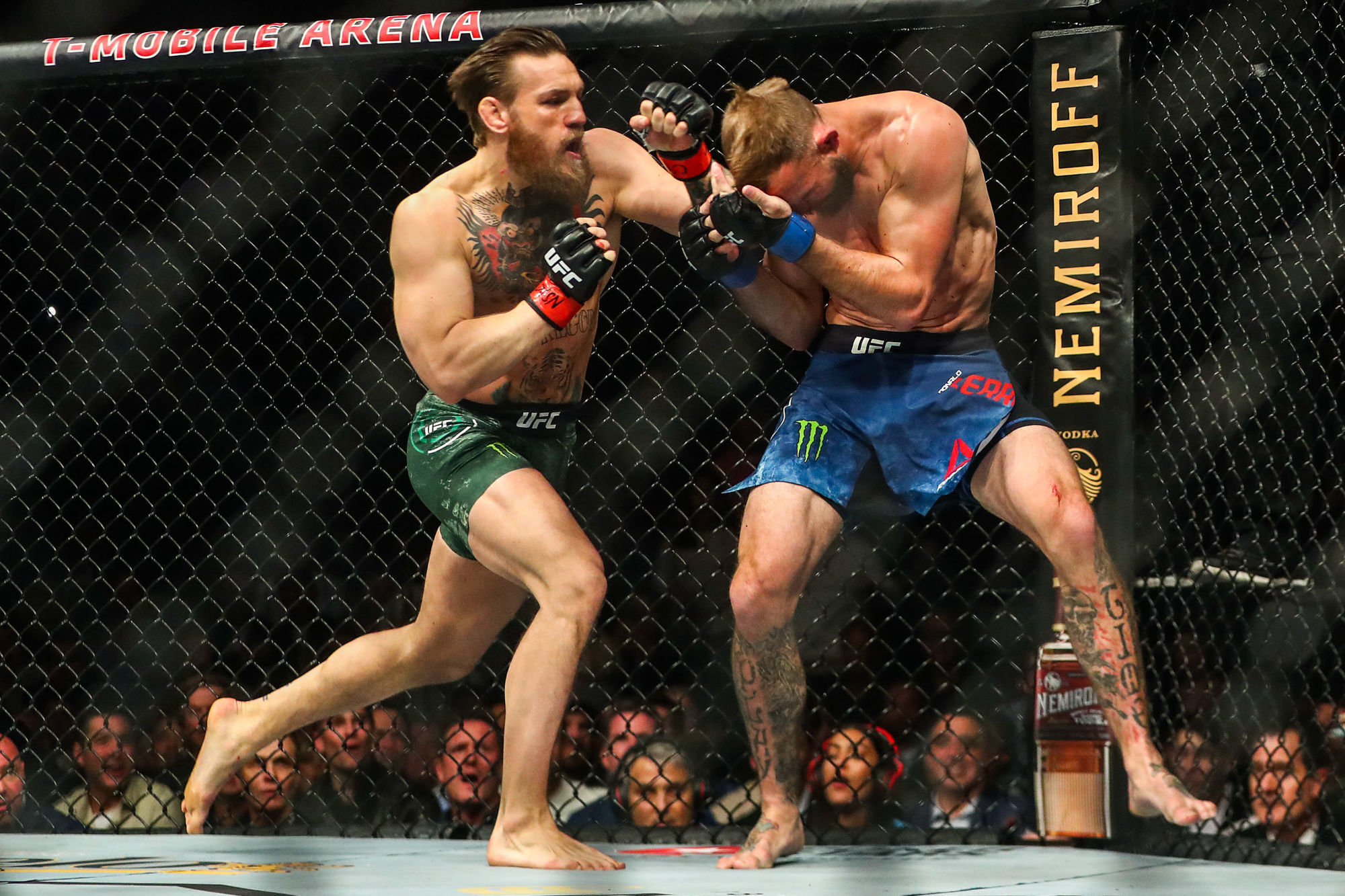 18 January 2020; Conor McGregor, left, and Donald Cerrone during their UFC 246 Welterweight bout at the T-Mobile Arena in Las Vegas, Nevada, USA. Photo by Mark J. Rebilas / USA TODAY Sports via Sportsfile 

Photo by Icon Sport - MGM Grand Garden Arena - Las Vegas (Etats Unis)