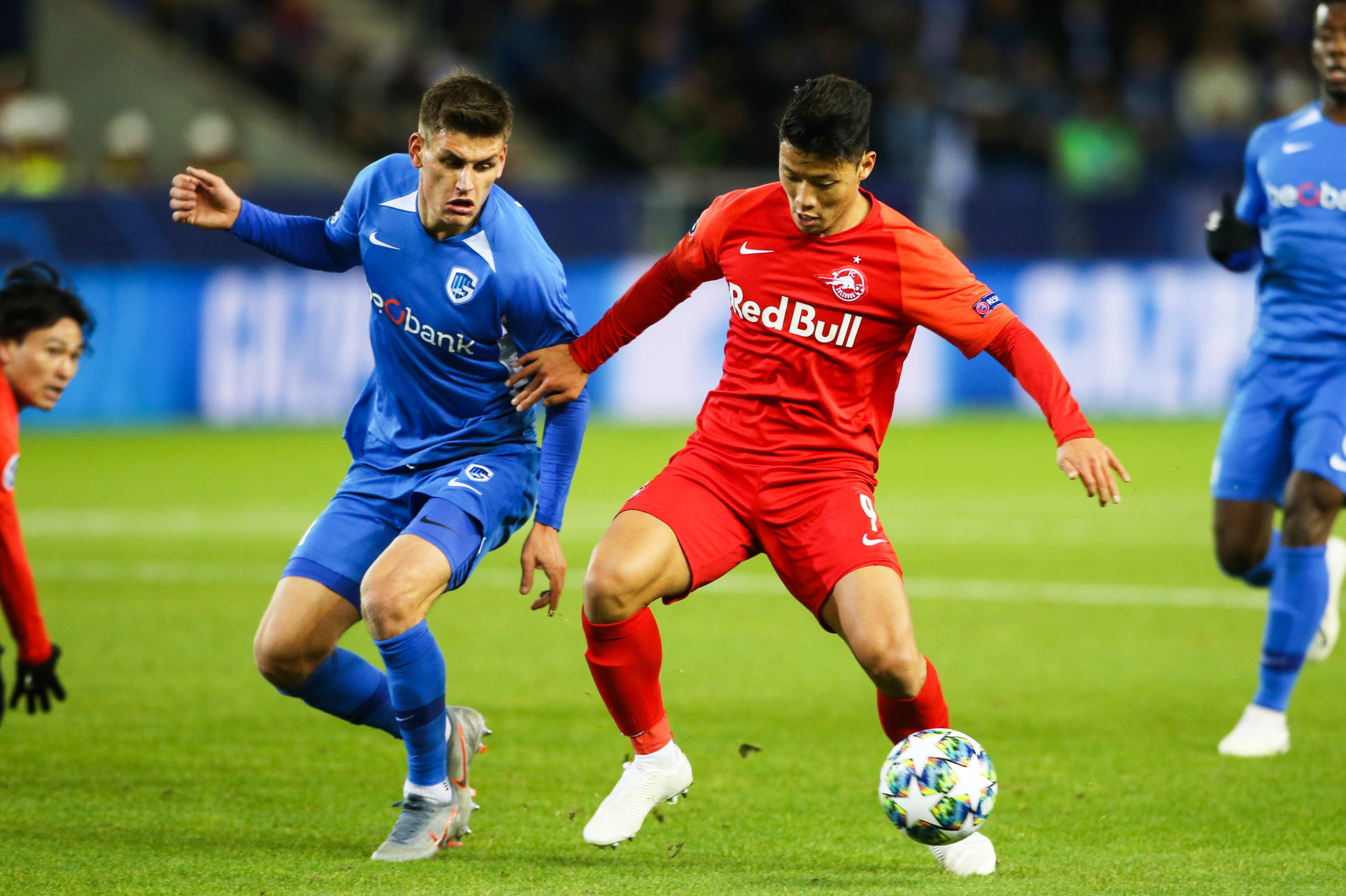 GENK,BELGIUM,27.NOV.19 - SOCCER - UEFA Champions League, group stage, KRC Genk vs Red Bull Salzburg. Image shows Joakim Maehle (Genk) and Hee Chan Hwang (RBS). Photo: GEPA pictures/ Mathias Mandl 

Photo by Icon Sport - Joakim MAEHLE PEDERSEN - Hwang HEE-CHAN - Luminus Arena - Genk (Belgique)