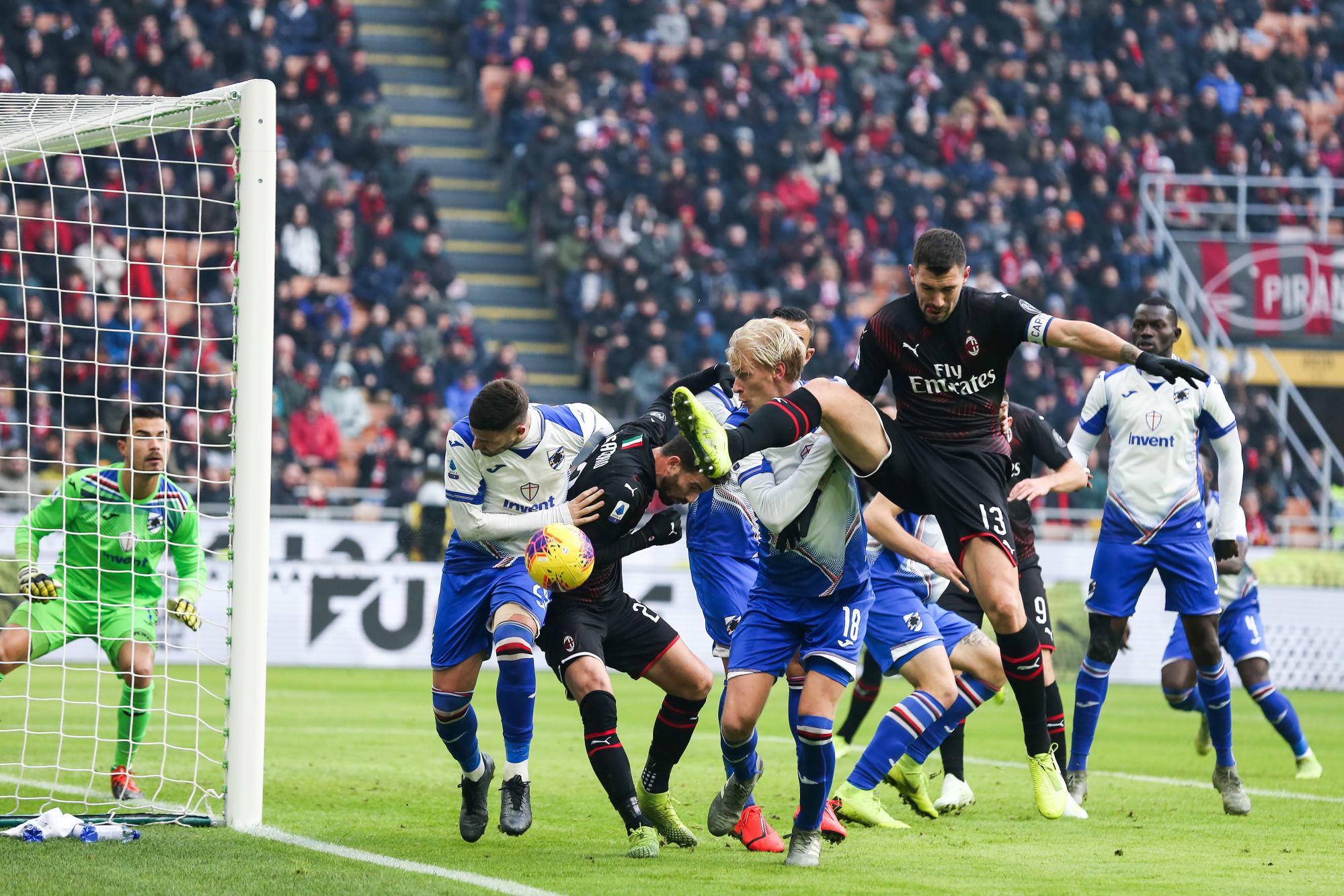 Alessio Romagnoli of AC Milan anticipates Morten Thorsby of Sampdoria from a corner kick during the Serie A match at Giuseppe Meazza, Milan. Picture date: 6th January 2020. Picture credit should read: Jonathan Moscrop/Sportimage 

Photo by Icon Sport - San Siro - Milan (Italie)