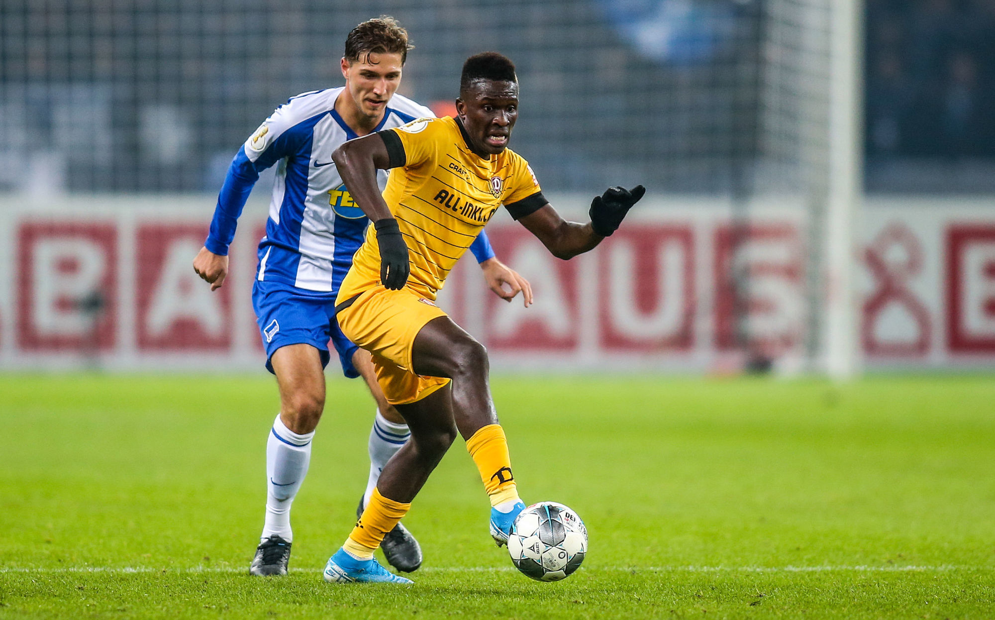 30 October 2019, Berlin: Soccer: DFB Cup, Hertha BSC - Dynamo Dresden, 2nd round, Olympic Stadium. Berlin's Niklas Stark (l) fights against Moussa Kone of Dynamo Dresden for the ball. Photo: Andreas Gora/dpa - IMPORTANT NOTE: In accordance with the requirements of the DFL Deutsche Fu?ball Liga or the DFB Deutscher Fu?ball-Bund, it is prohibited to use or have used photographs taken in the stadium and/or the match in the form of sequence images and/or video-like photo sequences. 

Photo by Icon Sport - Niklas STARK - Moussa KONE - Berlin (Allemagne)