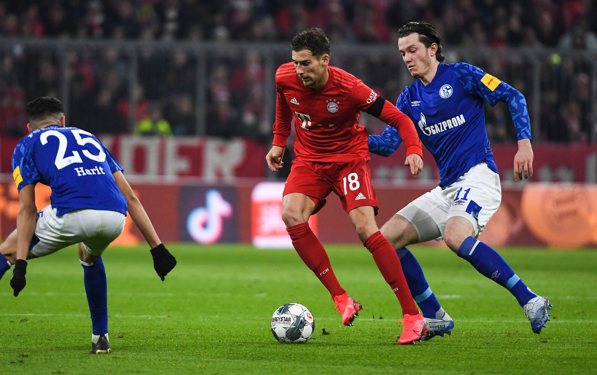 25 January 2020, Bavaria, Munich: Football: Bundesliga, Bayern Munich - FC Schalke 04, 19th matchday. Bavaria's Leon Goretzka (M) fights for the ball against Schalkes Amine Harit (l) and Michael Gregoritsch. Photo: Angelika Warmuth/dpa - IMPORTANT NOTE: In accordance with the regulations of the DFL Deutsche Fu?ball Liga and the DFB Deutscher Fu?ball-Bund, it is prohibited to exploit or have exploited in the stadium and/or from the game taken photographs in the form of sequence images and/or video-like photo series. 

Photo by Icon Sport - Allianz Arena - Munich (Allemagne)