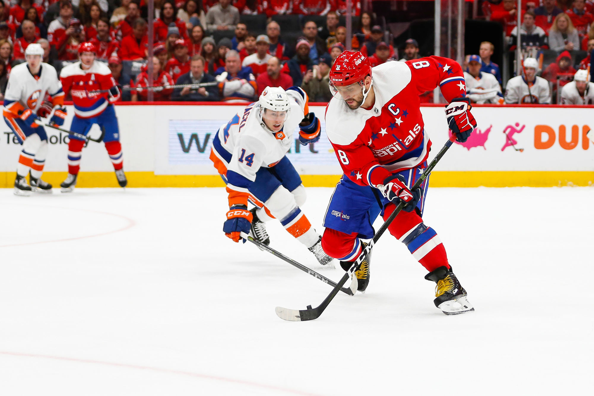 Dec 31, 2019; Washington, District of Columbia, USA; Washington Capitals left wing Alex Ovechkin (8) skates with the puck past New York Islanders right wing Tom Kuhnhackl (14) during the first period at Capital One Arena. Mandatory Credit: Amber Searls-USA TODAY Sports 

Photo by Icon Sport - Aleksandr OVETCHKINE - Tom KUHNHACKL