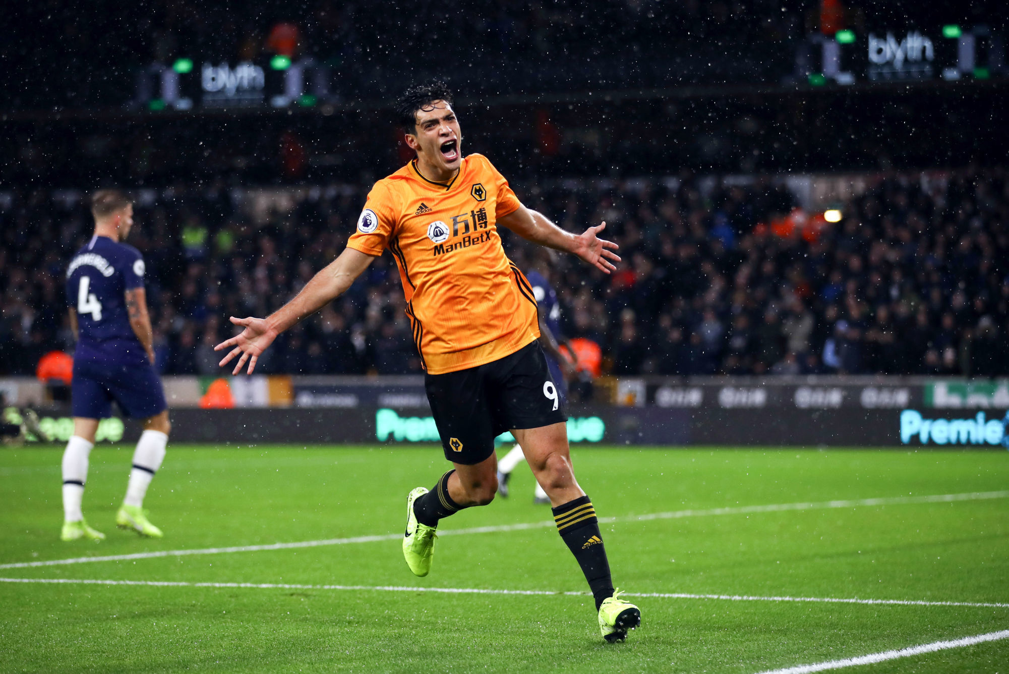 Wolverhampton Wanderers' Raul Jimenez celebrates his sides first goal scored by team mate Adama Traore (out of pic) during the Premier League match at Molineux, Wolverhampton. 

Photo by Icon Sport - Adama TRAORE - Raul JIMENEZ - Molineux Stadium - Wolverhampton (Angleterre)