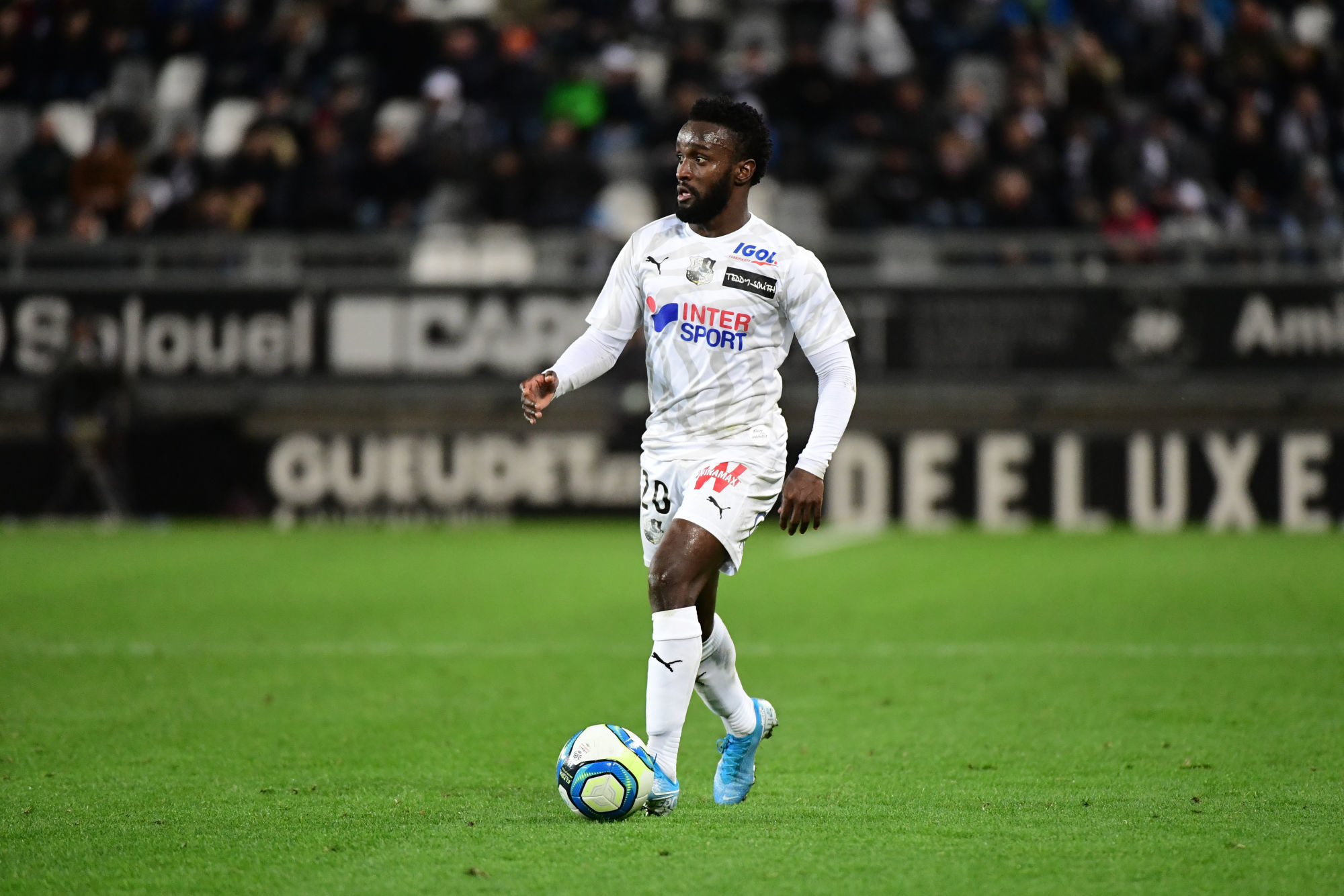 Stiven MENDOZA of Amiens during the Ligue 1 match between Amiens and Dijon at Stade de la Licorne on December 14, 2019 in Amiens, France. (Photo by Dave Winter/Icon Sport) - Stiven MENDOZA - Stade de la Licorne - Amiens (France)