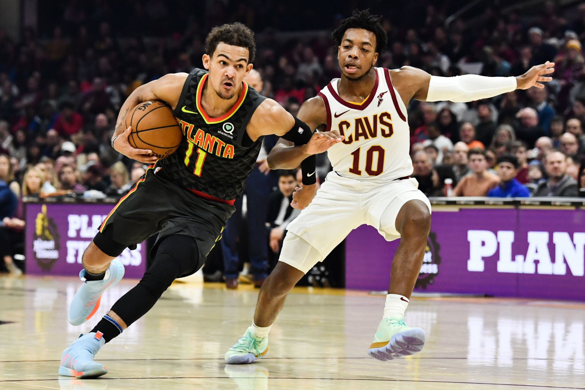 Dec 23, 2019; Cleveland, Ohio, USA;  Atlanta Hawks guard Trae Young (11) drives to the basket against Cleveland Cavaliers guard Darius Garland (10) during the first half at Rocket Mortgage FieldHouse. Mandatory Credit: Ken Blaze-USA TODAY Sports/Sipa USA 
Photo by Icon Sport - Trae YOUNG - Darius GARLAND - Rocket Mortgage FieldHouse - Cleveland (Etats Unis)