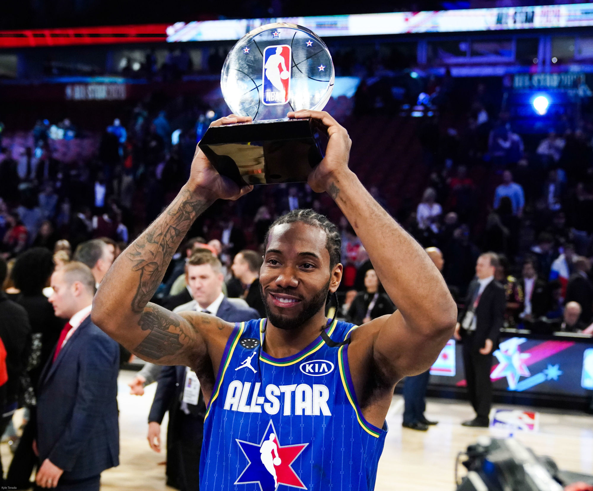 Kawhi Leonard (LA Clippers) reçoit le Kobe Bryant MVP trophy après le NBA All Star Game 2020