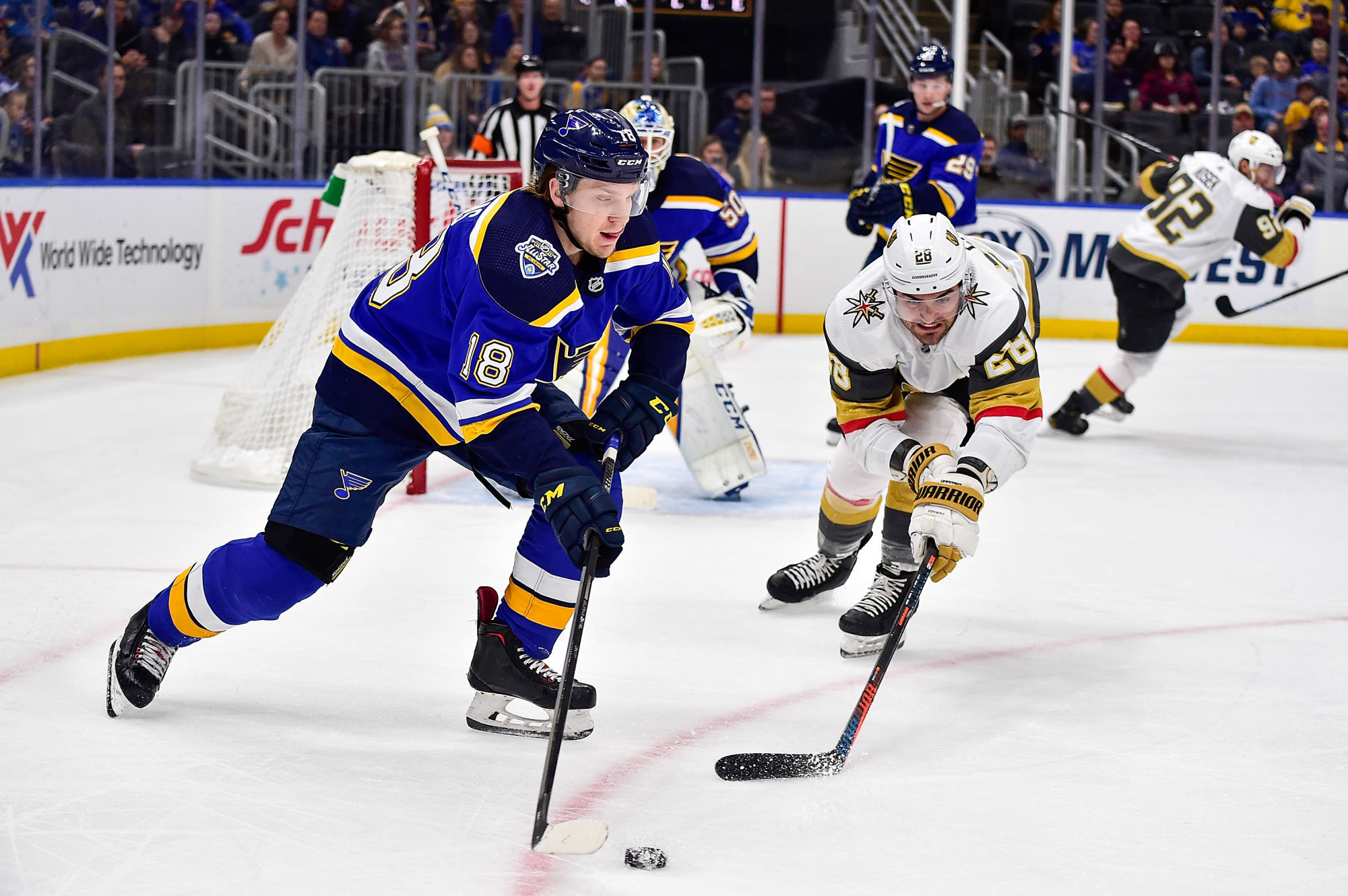 Dec 12, 2019; St. Louis, MO, USA; St. Louis Blues center Robert Thomas (18) handles the puck as Vegas Golden Knights left wing William Carrier (28) defends during the first period at Enterprise Center. Mandatory Credit: Jeff Curry-USA TODAY Sports 

Photo by Icon Sport - Robert THOMAS - William CARRIER - Enterprise Center - St Louis (Etats Unis)