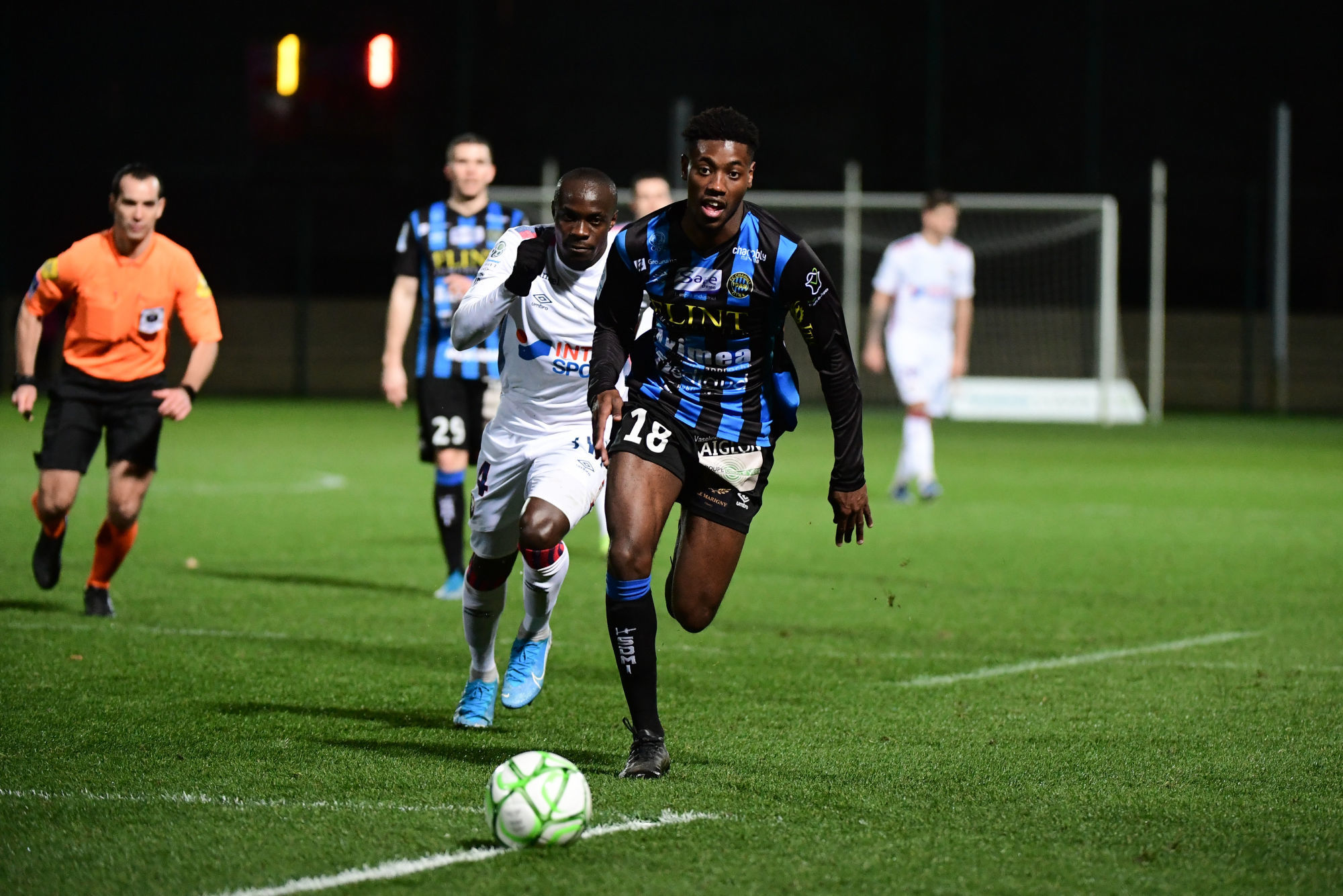 (R-L) Shaquil DELOS of Chambly and Caleb ZADY SERY of Caen during the Ligue 2 match between Chambly and Caen at Stade Pierre Brisson on January 31, 2020 in Beauvais, France. (Photo by Dave Winter/Icon Sport) - Caleb ZADY SERY - Shaquil DELOS - Stade Pierre-Brisson - Beauvais (France)