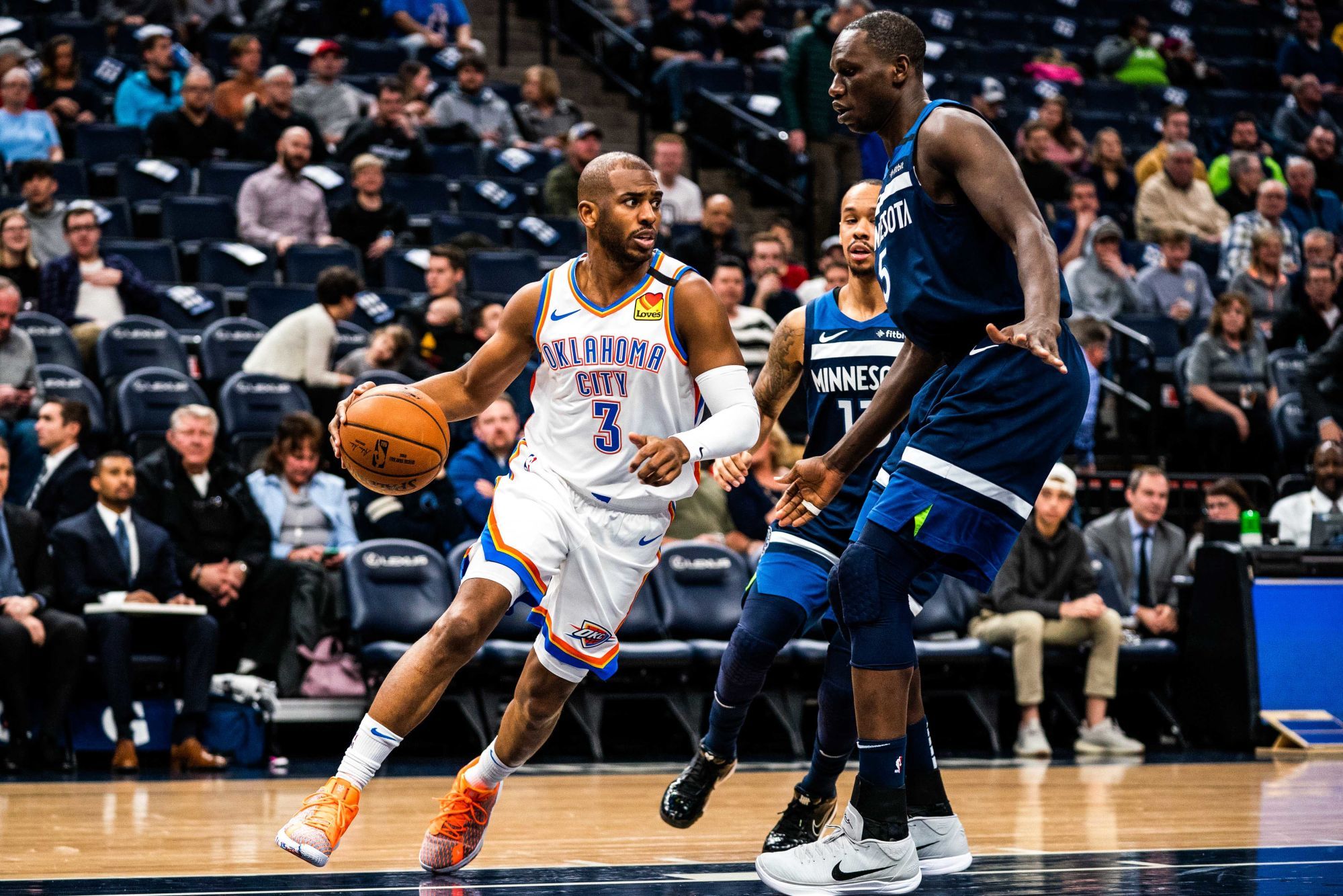 Jan 13, 2020; Minneapolis, Minnesota, USA;  Oklahoma City Thunder guard Chris Paul (3) dribbles in the first quarter against Minnesota Timberwolves center Gorgui Dieng (5) at Target Center. Mandatory Credit: Brad Rempel-USA TODAY Sports/Sipa USA 

Photo by Icon Sport - Gorgui DIENG - Chris PAUL - Target Center - Minneapolis (Etats Unis)