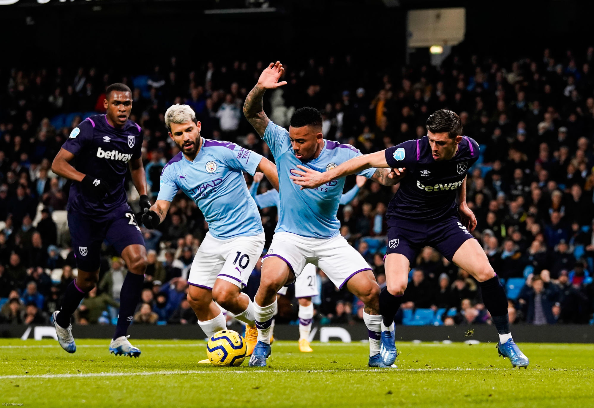 Gabriel Jesus of Manchester City takes too long and his shot is blocked by Aaron Cresswell of West Ham United during the Premier League match at the Etihad Stadium, Manchester. Picture date: 19th February 2020. Picture credit should read: Andrew Yates/Sportimage 

Photo by Icon Sport - Etihad Stadium - Manchester (Angleterre)