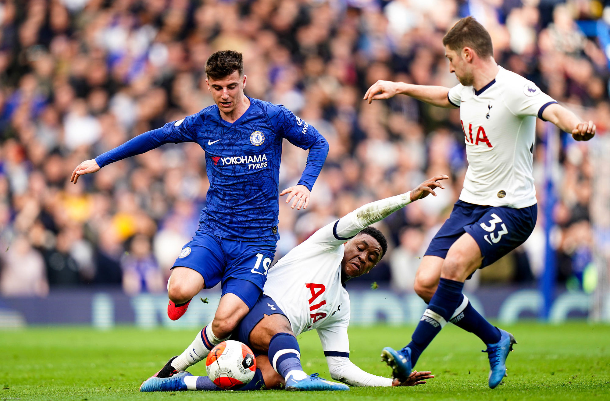 Tottenham Hotspur's Steven Bergwijn (centre) slide tackles into Chelsea's Mason Mount (left) during the Premier League match at Stamford Bridge, London. 

Photo by Icon Sport - Stamford Bridge - Londres (Angleterre)