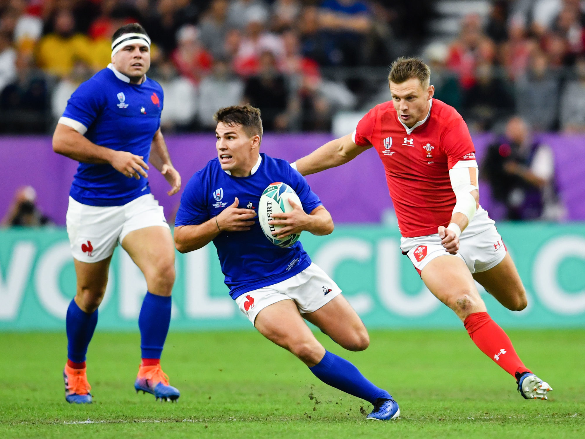 Frances's Antoine Dupont evades the tackle of Wales' Dan Biggar during the 2019 Rugby World Cup Quarter Final match at Oita Stadium. 

Photo by Icon Sport - Antoine DUPONT - Dan BIGGAR - Oita Stadium - Oita (Japon)