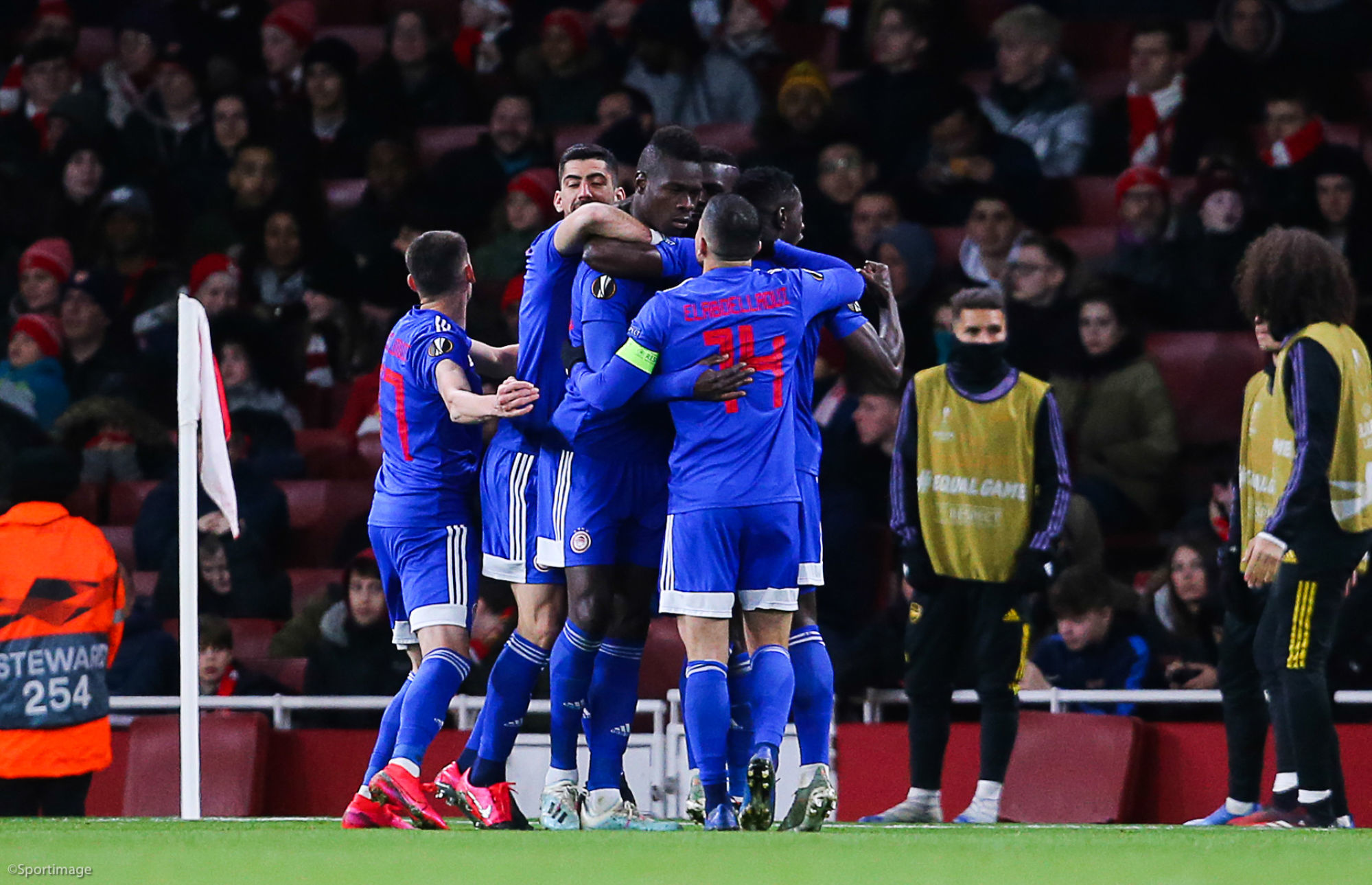 Olympiakos’ Pape Abou Cisse celebrate with team mates after scoring to make 1-0 during the UEFA Europa League match at the Emirates Stadium, London. Picture date: 27th February 2020. Picture credit should read: Paul Terry/Sportimage 

Photo by Icon Sport - Emirates Stadium - Londres (Angleterre)