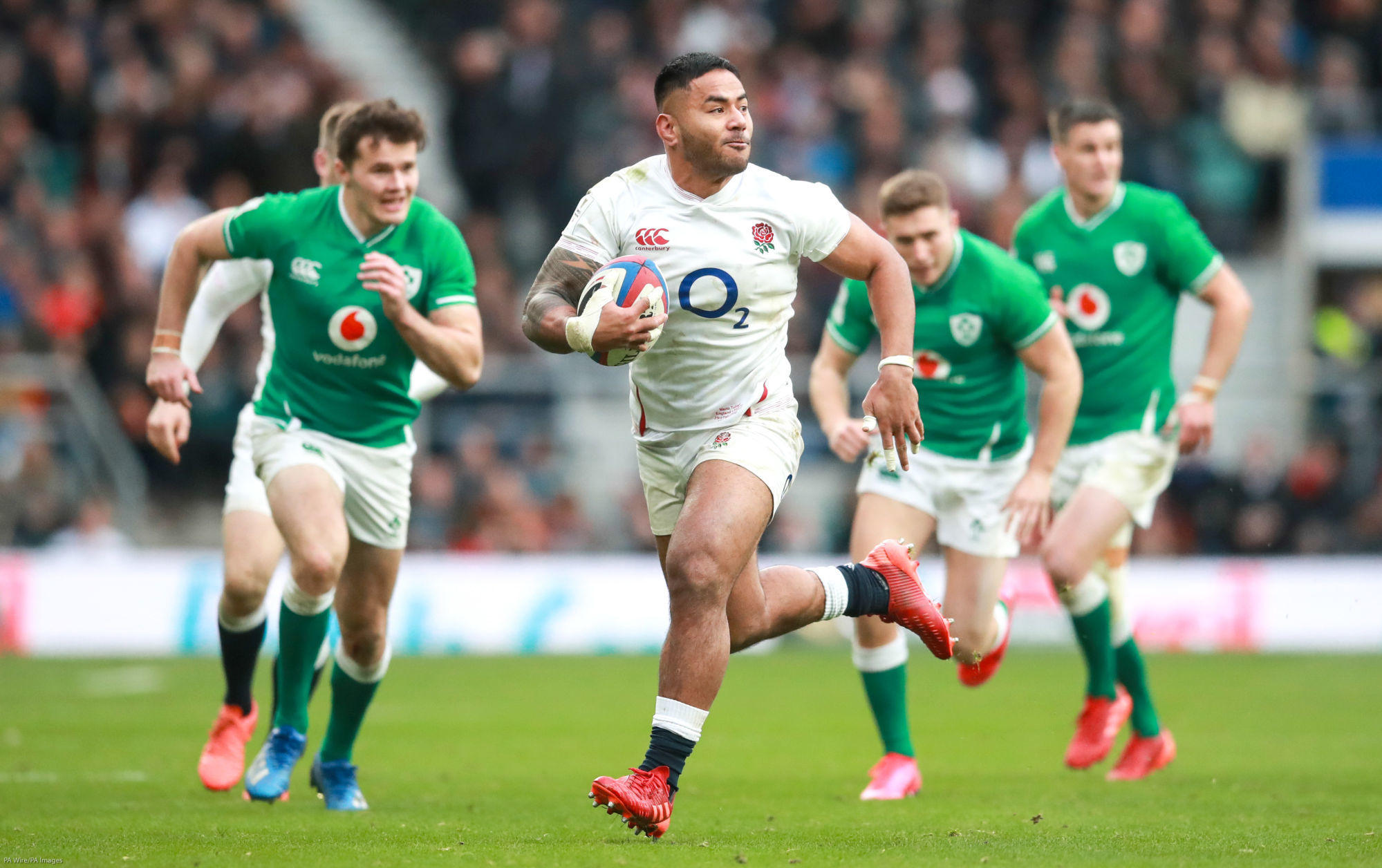 England's Manu Tuilagi carries the ball during the Guinness Six Nations match at Twickenham Stadium, London. 

Photo by Icon Sport - Wembley Stadium - Londres (Angleterre)