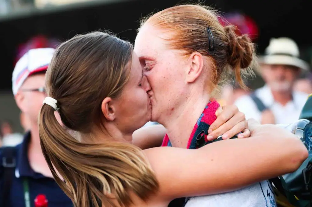 Les tenniswomen Greet Minnen et Alison van Uytvanck s’embrassent sans fard à Wimbledon. Gazon béni ! (Photo Virginie Lefour / Belga / Icon Sport)