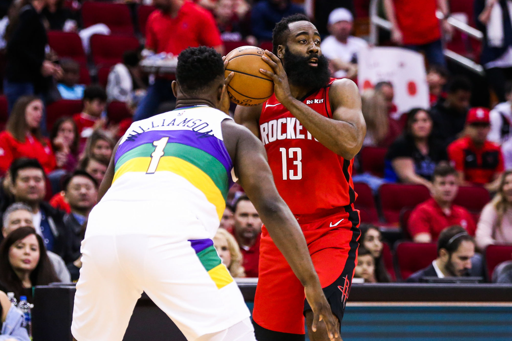 Feb 2, 2020; Houston, Texas, USA; Houston Rockets guard James Harden (13) controls the ball as New Orleans Pelicans forward Zion Williamson (1) defends during the first quarter at Toyota Center. Mandatory Credit: Troy Taormina-USA TODAY Sports/Sipa USA 
Photo by Icon Sport - Toyota Center - Houston (Etats Unis)