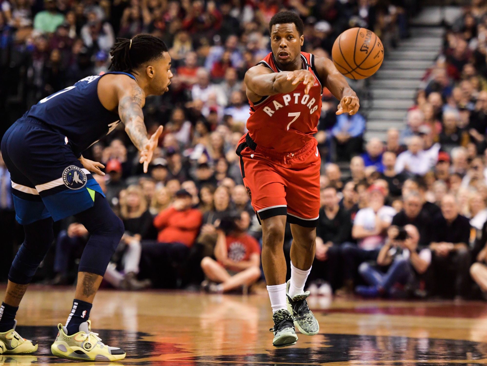 Feb 10, 2020; Toronto, Ontario, CAN;  Toronto Raptors guard Kyle Lowry (7) passes the ball away from Minnesota Timberwolves guard D'Angelo Russell (0) in the second half at Scotiabank Arena. Mandatory Credit: Dan Hamilton-USA TODAY Sports/Sipa USA 

Photo by Icon Sport - Scotiabank Arena - Toronto (Etats Unis)