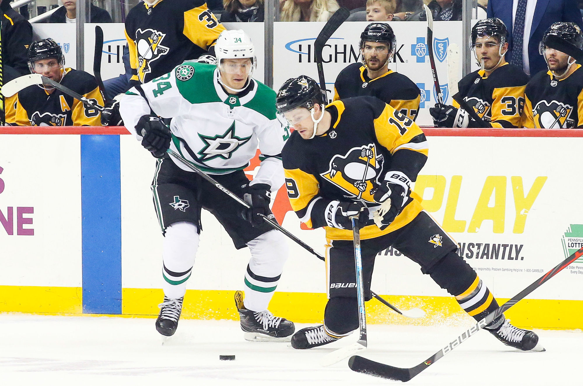 Oct 18, 2019; Pittsburgh, PA, USA; Pittsburgh Penguins center Jared McCann (19) moves the puck against Dallas Stars right wing Denis Gurianov (34) during the first period at PPG PAINTS Arena. Mandatory Credit: Charles LeClaire-USA TODAY Sports 


Photo by Icon Sport - Jared McCANN - Denis GOURIANOV - PPG PAINTS Arena - Pittsburgh (Etats Unis)