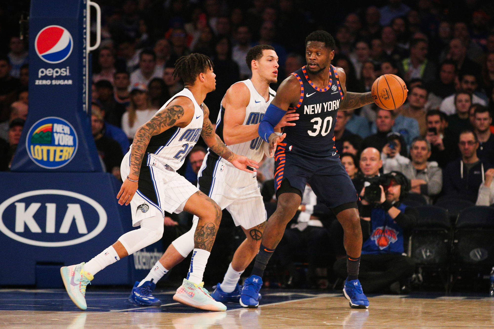 Feb 6, 2020; New York, New York, USA; New York Knicks power forward Julius Randle (30) controls the ball against Orlando Magic point guard Markelle Fultz (20) and power forward Aaron Gordon (00) during the second quarter at Madison Square Garden. Mandatory Credit: Brad Penner-USA TODAY Sports/Sipa USA 

Photo by Icon Sport - Madison Square Garden - New York (Etats Unis)