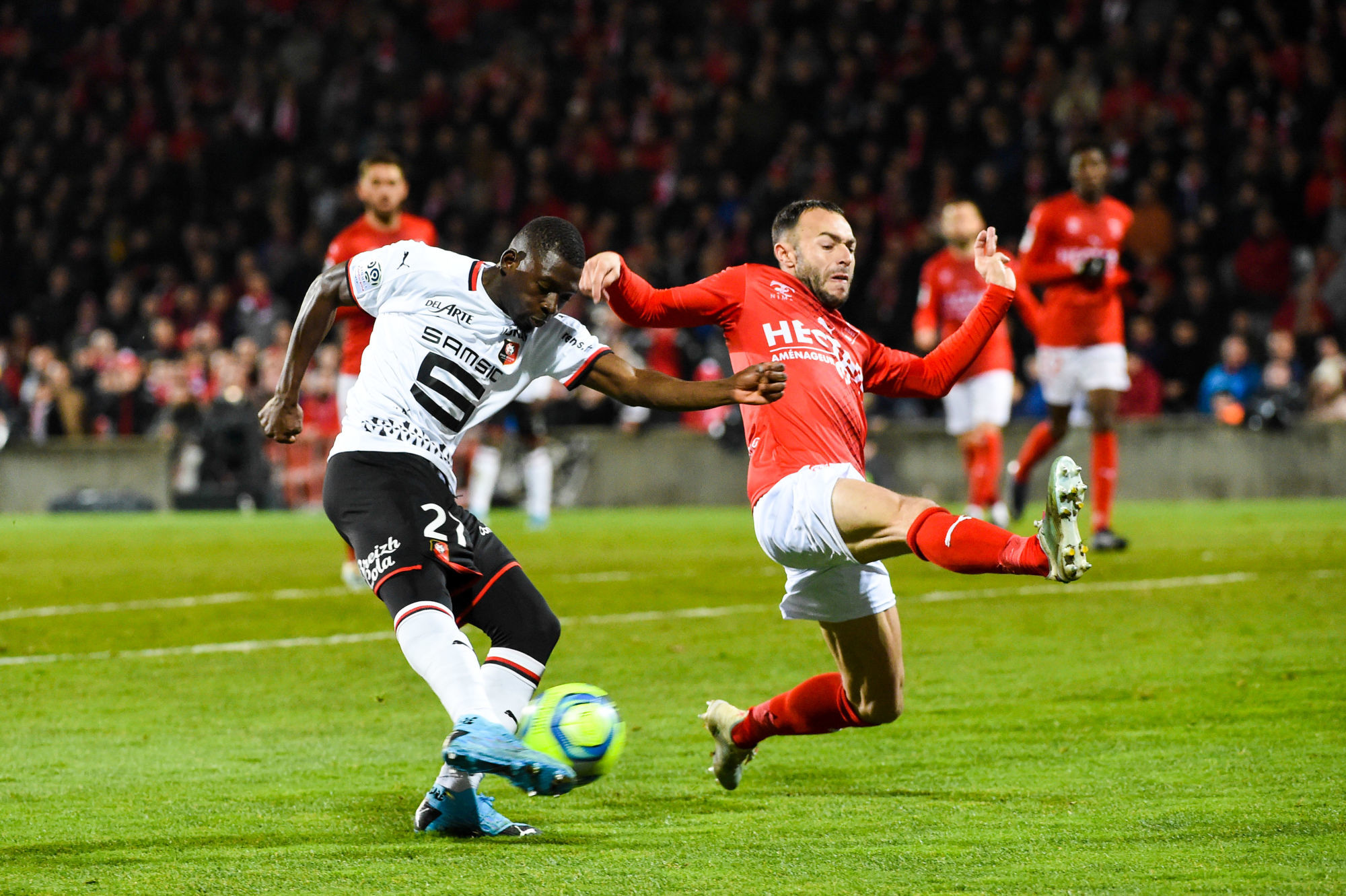 Hamari Traore of Rennes and Romain PHILIPPOTEAUX of Nimes  during the Ligue 1 match between Nimes and Rennes on January 15, 2020 in Nimes, France. (Photo by Alexandre Dimou/Icon Sport) - Romain PHILIPPOTEAUX - Hamari TRAORE - Stade des Costières - Nimes (France)