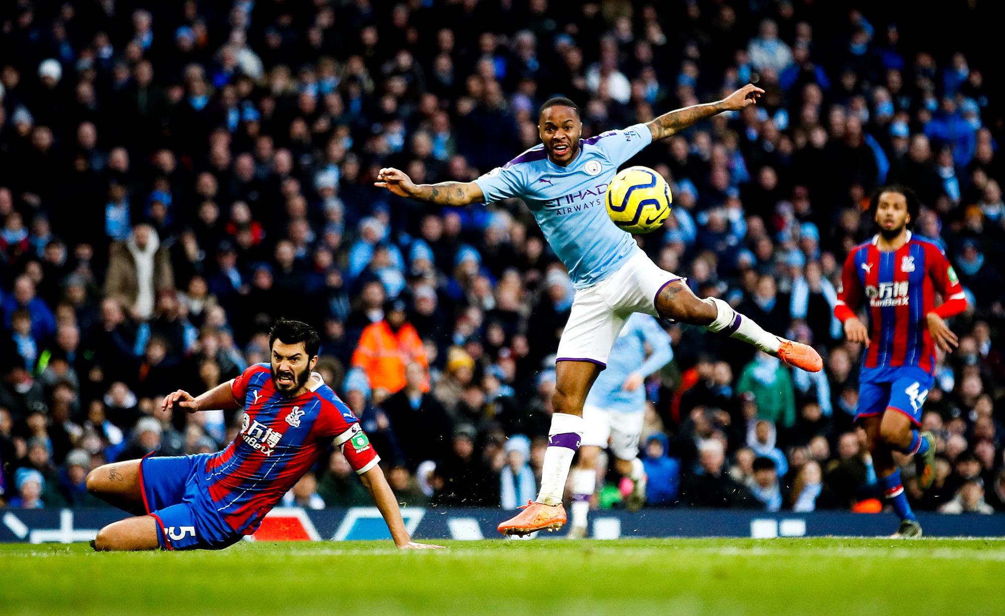 Manchester City's Raheem Sterling (right) has a chance on goal during the Premier League match at the Etihad Stadium, Manchester. 

Photo by Icon Sport - Raheem STERLING - James TOMKINS - Etihad Stadium - Manchester (Angleterre)