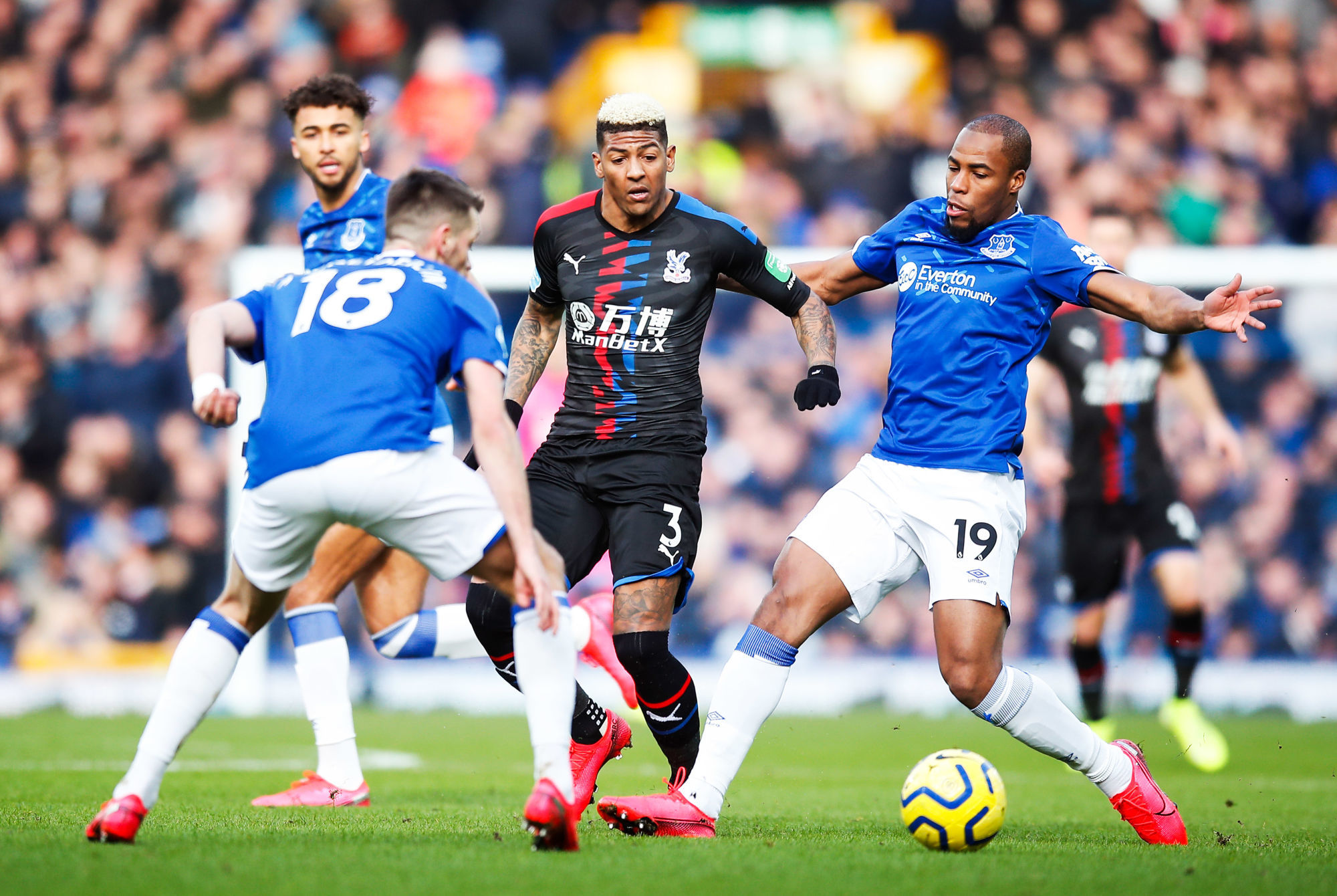 Crystal Palace's Patrick van Aanholt (centre) and Everton's Djibril Sidibe (right) battle for the ball during the Premier League match at Goodison Park, Liverpool. 

Photo by Icon Sport - Goodison Park  - Liverpool (Angleterre)