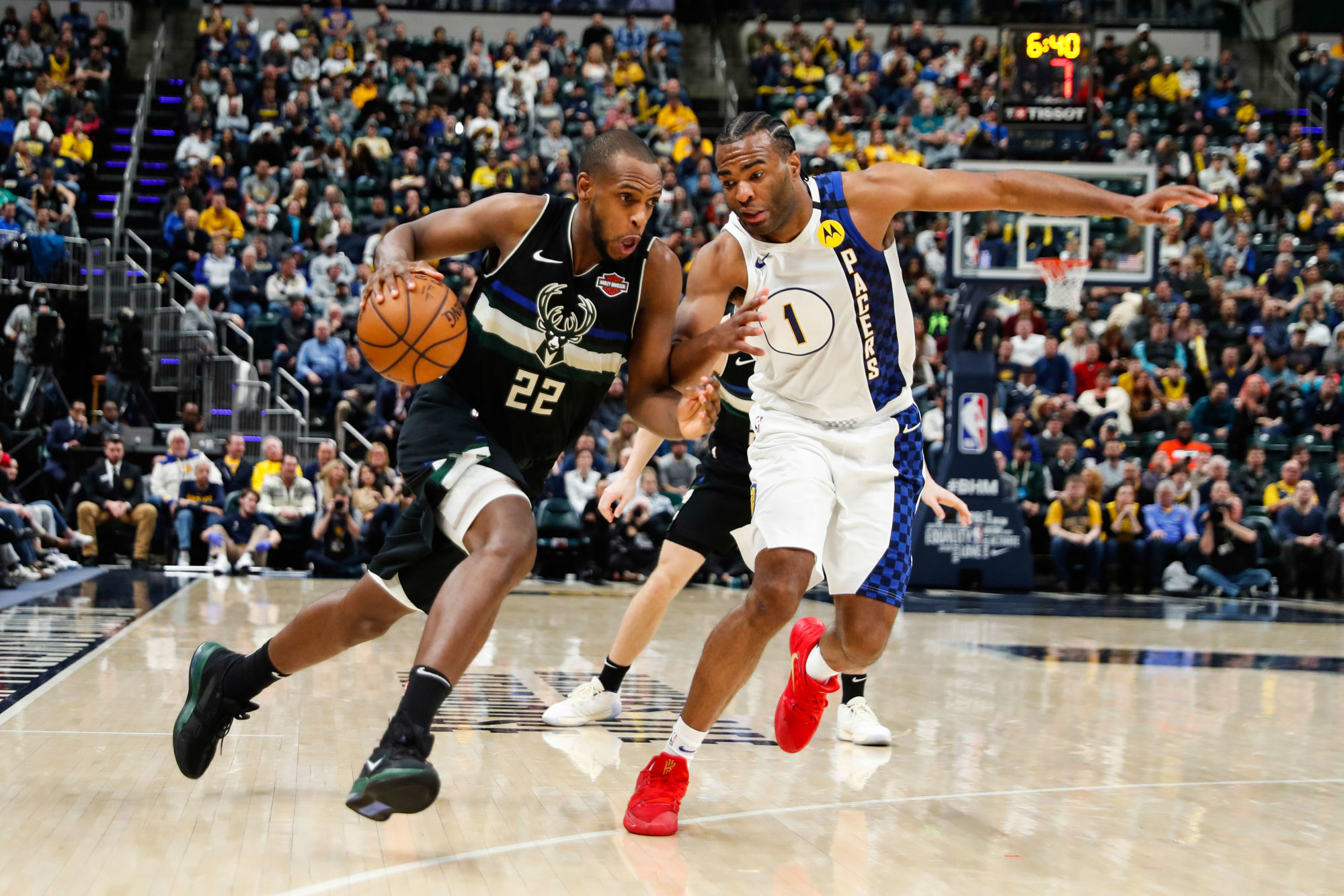 Feb 12, 2020; Indianapolis, Indiana, USA; Milwaukee Bucks forward Khris Middleton (22) drives to the basket against Indiana Pacers forward T.J. Warren (1) during the fourth quarter at Bankers Life Fieldhouse. Mandatory Credit: Brian Spurlock-USA TODAY Sports/Sipa USA 

Photo by Icon Sport - Bankers Life Fieldhouse - Indianapolis  (Etats Unis)