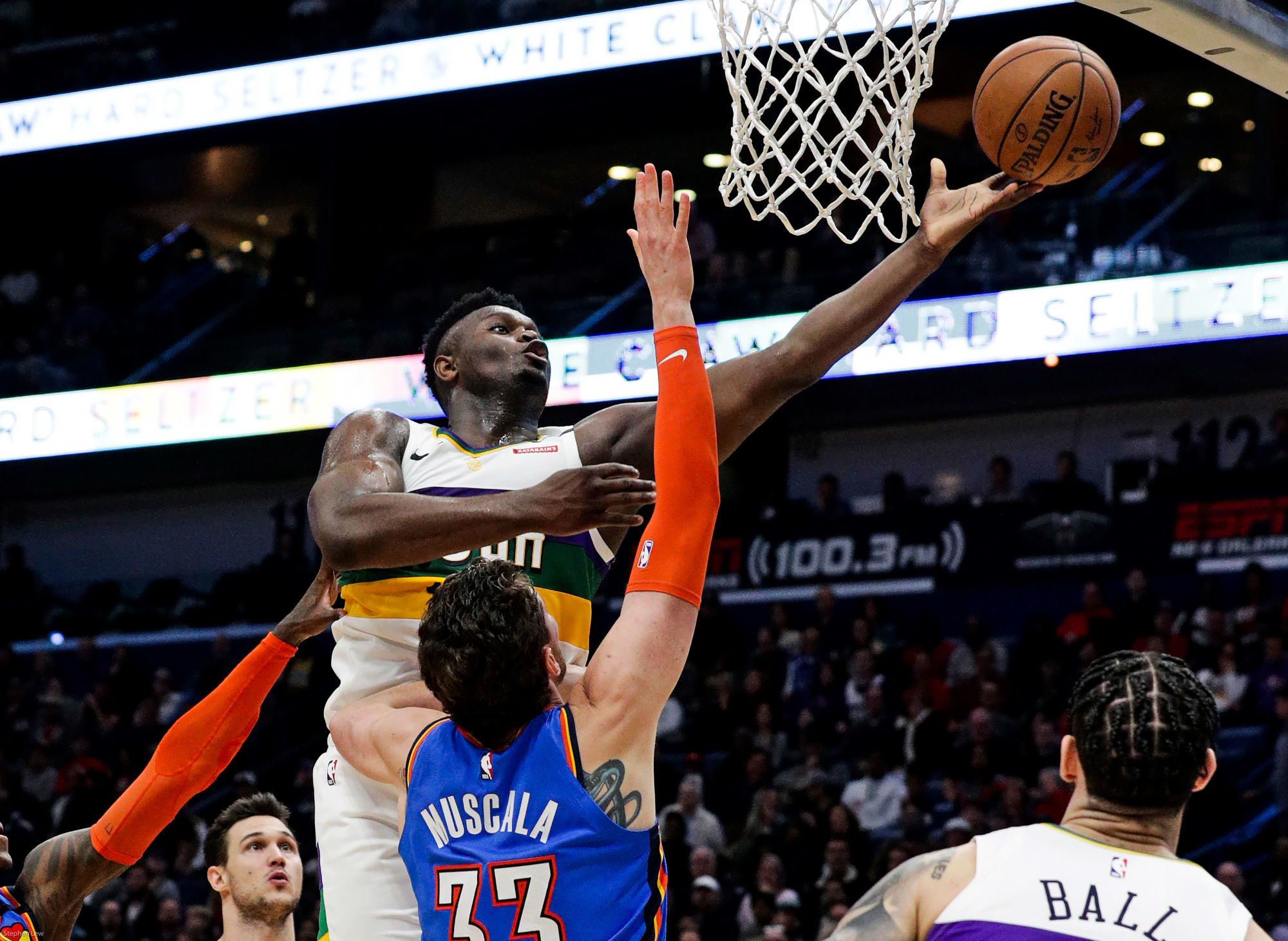 Feb 13, 2020; New Orleans, Louisiana, USA;  New Orleans Pelicans forward Zion Williamson (1) drives to the basket against Oklahoma City Thunder forward Mike Muscala (33) during the second half at Smoothie King Center. Mandatory Credit: Stephen Lew-USA TODAY Sports/Sipa USA 

Photo by Icon Sport - Zion WILLIAMSON - Mike MUSCALA - Smoothie King Center - Nouvelle Orleans (Etats Unis)