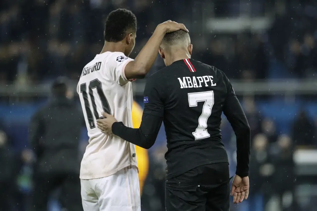 Manchester United's English forward Marcus Rashford (L) interacts with Paris Saint-Germain's French forward Kylian Mbappe (R) at the end of the UEFA Champions League round of 16 second-leg football match between Paris Saint-Germain (PSG) and Manchester United at the Parc des Princes stadium in Paris on March 6, 2019. (Photo by Geoffroy VAN DER HASSELT / AFP)