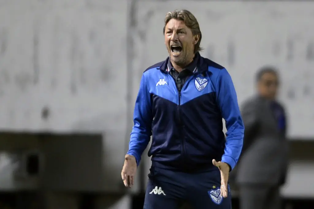 Argentina's Velez Sarsfield coach Gabriel Heinze gestures during a Copa Sudamericana 2020 football match against Ecuador's Aucas at Gonzalo Pozo Ripalda stadium in Quito on February 18, 2020. (Photo by Cristina Vega RHOR / AFP)