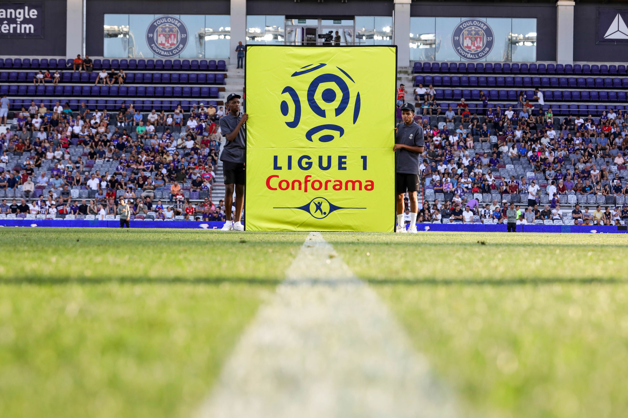 Logo de la Ligue 1 lors d'un match de football.