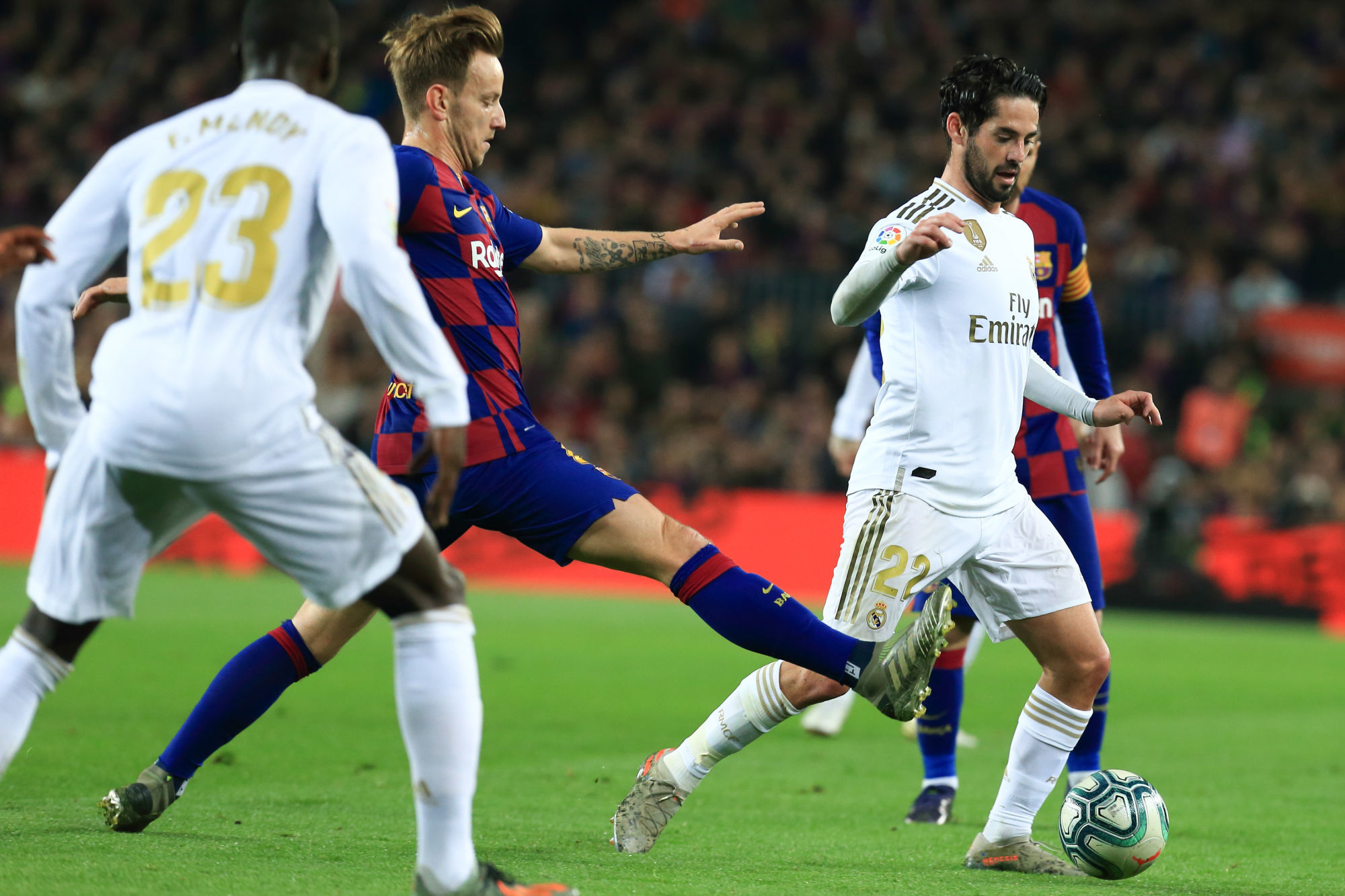 18th December 2019; Camp Nou, Barcelona, Catalonia, Spain; La Liga Football, Barcelona versus Real Madrid; Isco of Real is challenged by the stretching tackle from Rakitic of Barca 

Photo by Icon Sport - Ivan RAKITIC - ISCO - Camp Nou - Barcelone (Espagne)