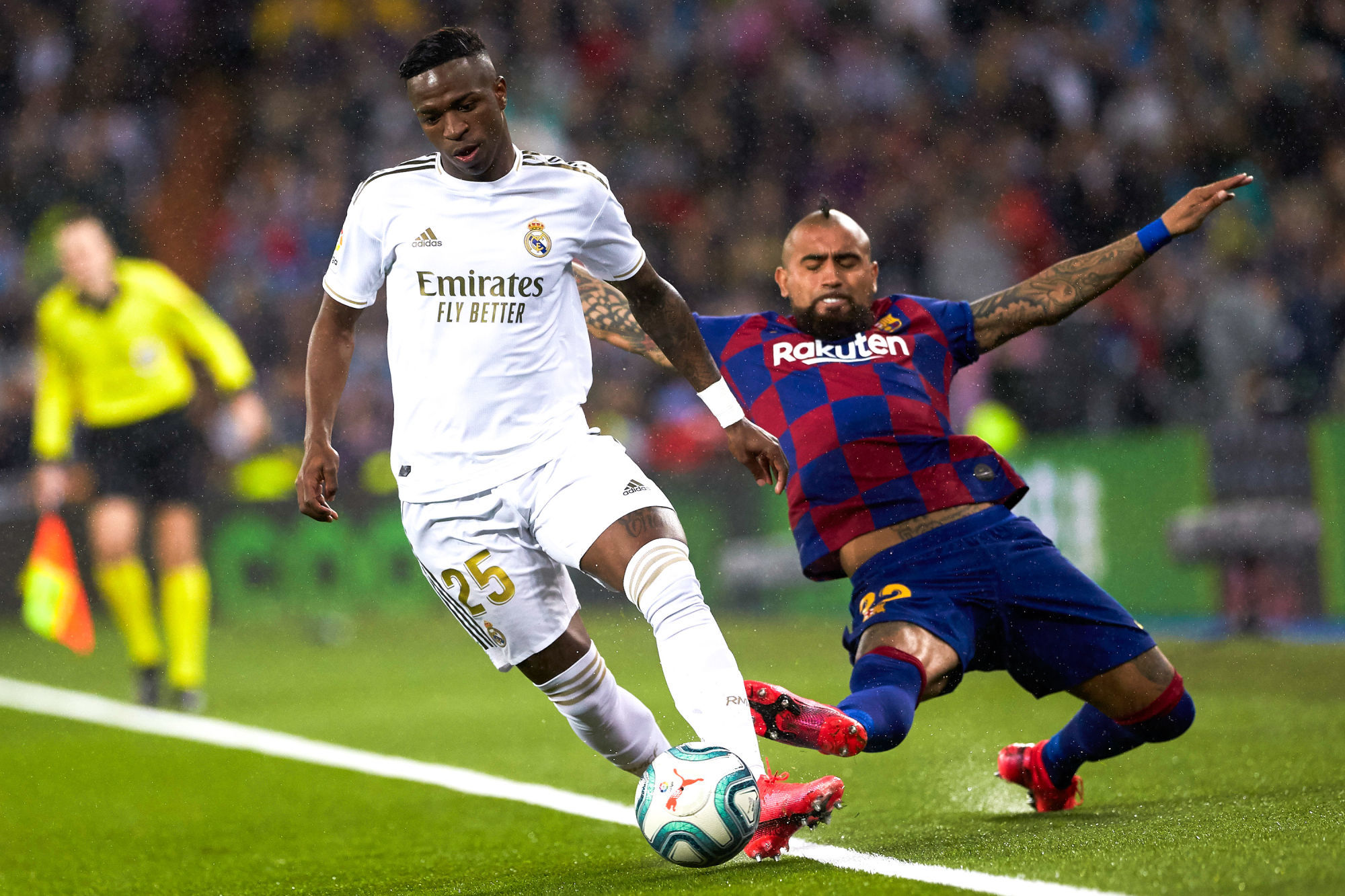 Vinicius Junior of Real Madrid and Arturo Vidal of FC Barcelona  during the La Liga match between Real Madrid and FC Barcelona at Santiago Bernabeu Stadium on March 1, 2020 in Madrid, Spain. (Photo by Pressinphoto/Icon Sport) - Stade Santiago-Bernabeu - Madrid (Espagne)