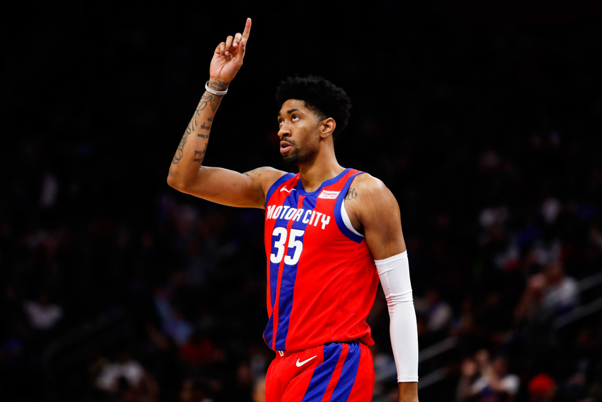 Dec 1, 2019; Detroit, MI, USA; Detroit Pistons forward Christian Wood (35) points up after a play during the third quarter against the San Antonio Spurs at Little Caesars Arena. Mandatory Credit: Raj Mehta-USA TODAY Sports/Sipa USA 

Photo by Icon Sport - Christian WOOD - Little Caesars Arena - Detroit (Etats Unis)