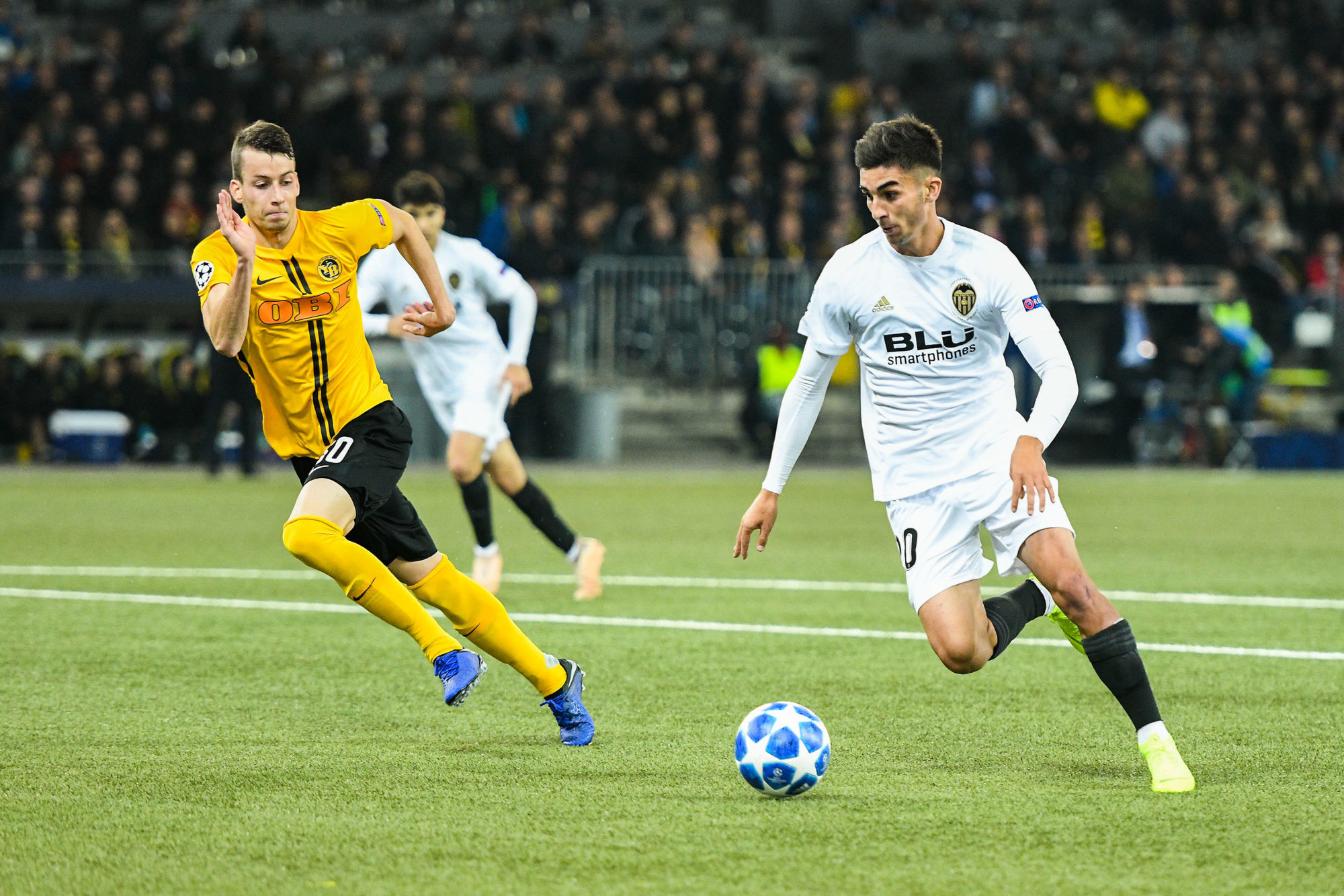 Sandro Lauper of Bern and Ferran Torres of Valencia during the UEFA Champions League match between Young Boys Berne and Valence CF on October 23, 2018 in Bern, Switzerland. (Photo by Sebastien Bozon/Icon Sport)