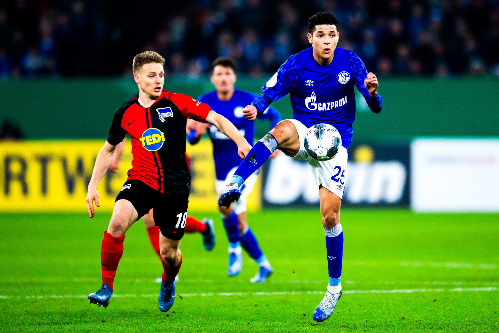 04 February 2020, North Rhine-Westphalia, Gelsenkirchen: Football: DFB Cup, FC Schalke 04 - Hertha BSC Berlin, Round of 16 in the Veltins-Arena. Schalkes Amine Harit (r) and Berlin's Santiago Ascasibar try to get to the ball. Photo: Rolf Vennenbernd/dpa - IMPORTANT NOTE: In accordance with the regulations of the DFL Deutsche Fu?ball Liga and the DFB Deutscher Fu?ball-Bund, it is prohibited to exploit or have exploited in the stadium and/or from the game taken photographs in the form of sequence images and/or video-like photo series. 
Photo by Icon Sport - Amine HARIT - Santiago ASCACIBAR - VELTINS-Arena - Gelsenkirchen (Allemagne)