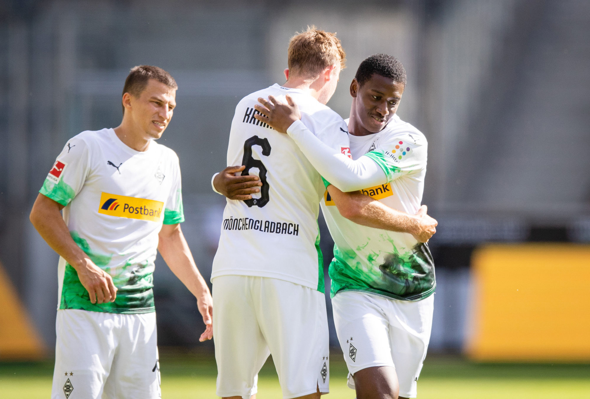 Mamadou Doucouré félicité par Christoph Kramer pour sa première avec le Borussia Monchengladbach