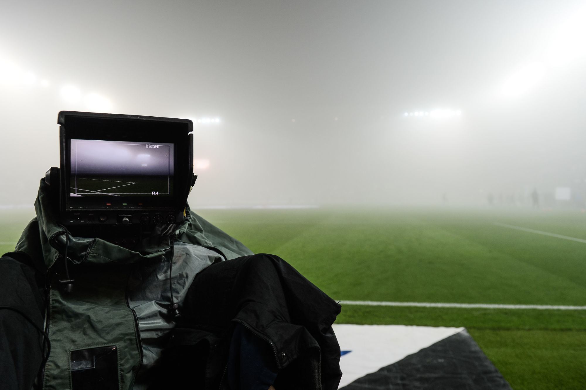 General view of the field in the fog before the French Ligue 1 Football match between Amiens SC and Stade de Reims at Stade Crédit Agricole La Licorne on December 4, 2019 in Amiens, France. (Photo by Baptiste Fernandez/Icon Sport) - --- - Stade de la Licorne - Amiens (France)