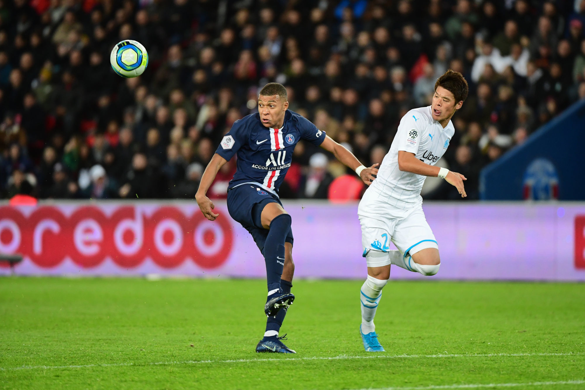 (L-R) Kylian MBAPPE of PSG and Hiroki SAKAI of Marseille during the Ligue 1 match between Paris Saint Germain and Marseille at Parc des Princes on October 27, 2019 in Paris, France. (Photo by Dave Winter/Icon Sport) - Kylian MBAPPE - Hiroki SAKAI - Parc des Princes - Paris (France)