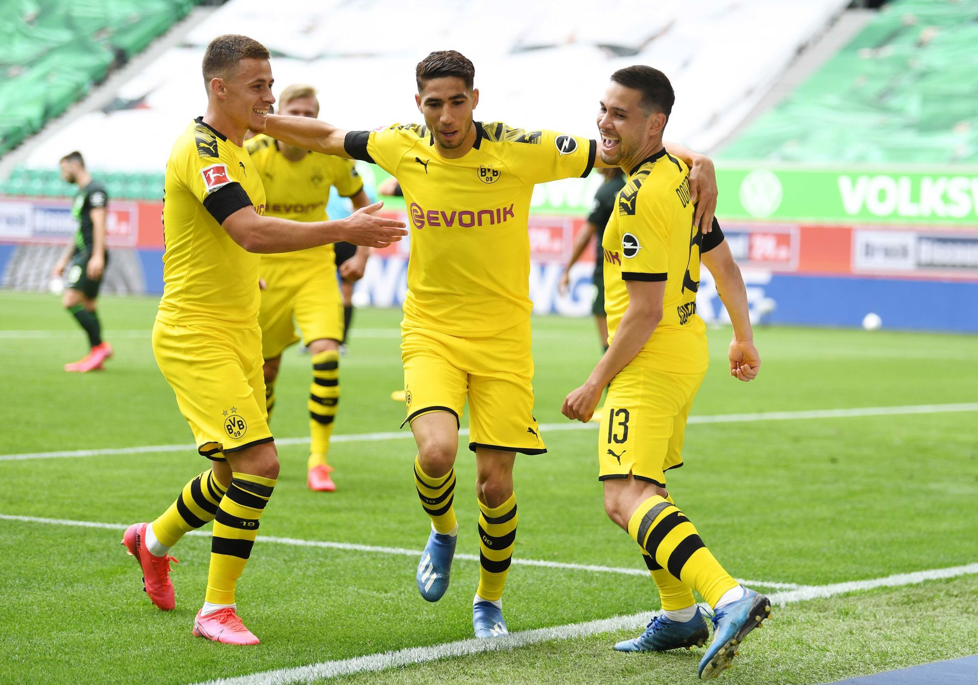 Thorgan Hazard, Achraf Hakimi, Torschuetze Raphael Guerreiro (Dortmund)