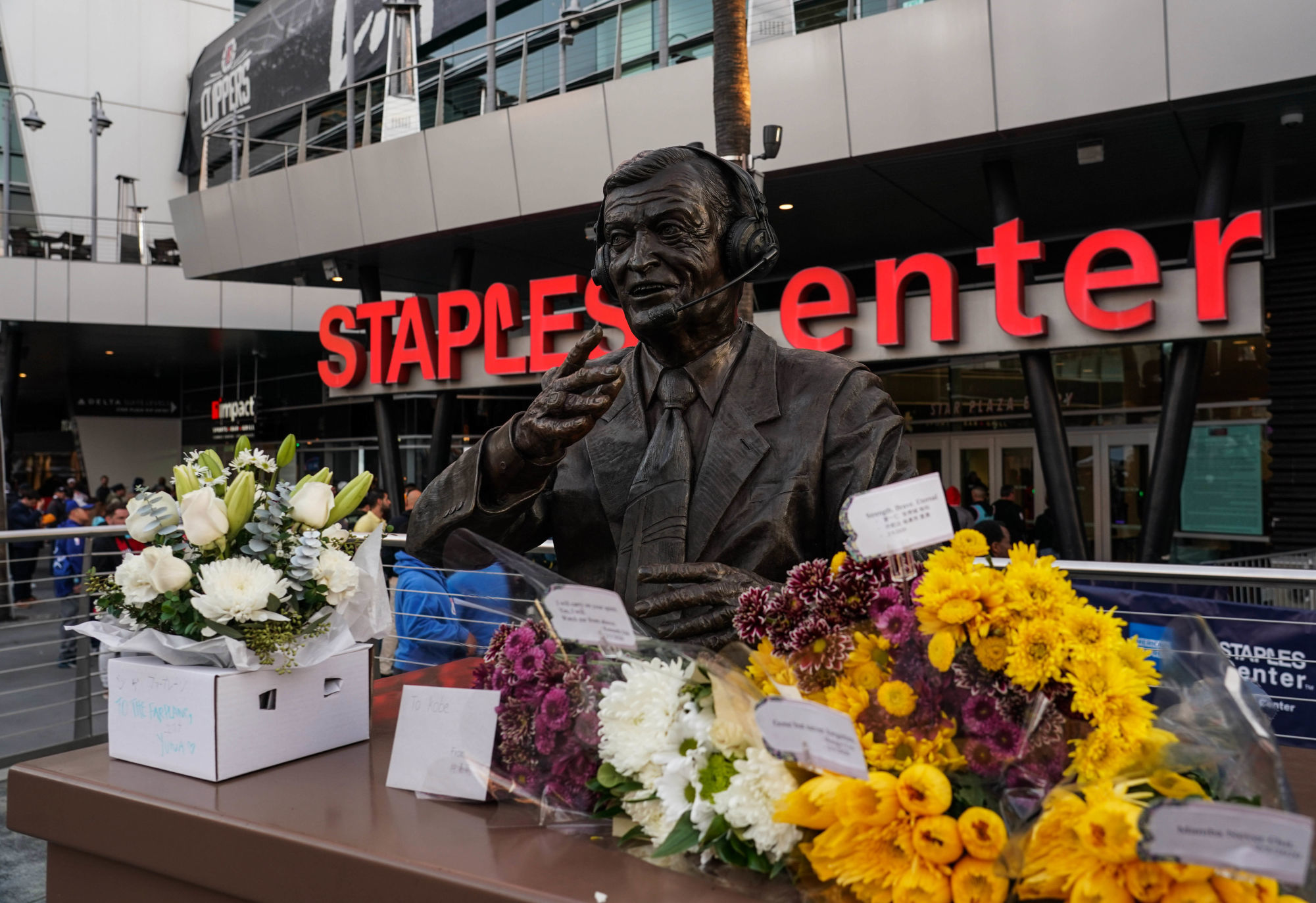 Feb 5, 2020; Los Angeles, California, USA; Flowers left at statue of Chick Hearn  in memory of Kobe  Bryant, who was killed along with his daughter Gianna in a helicopter crashat Staples Center. Mandatory Credit: Kirby Lee-USA TODAY Sports/Sipa USA 

Photo by Icon Sport - --- - Staples Center - Los Angeles (Etats Unis)