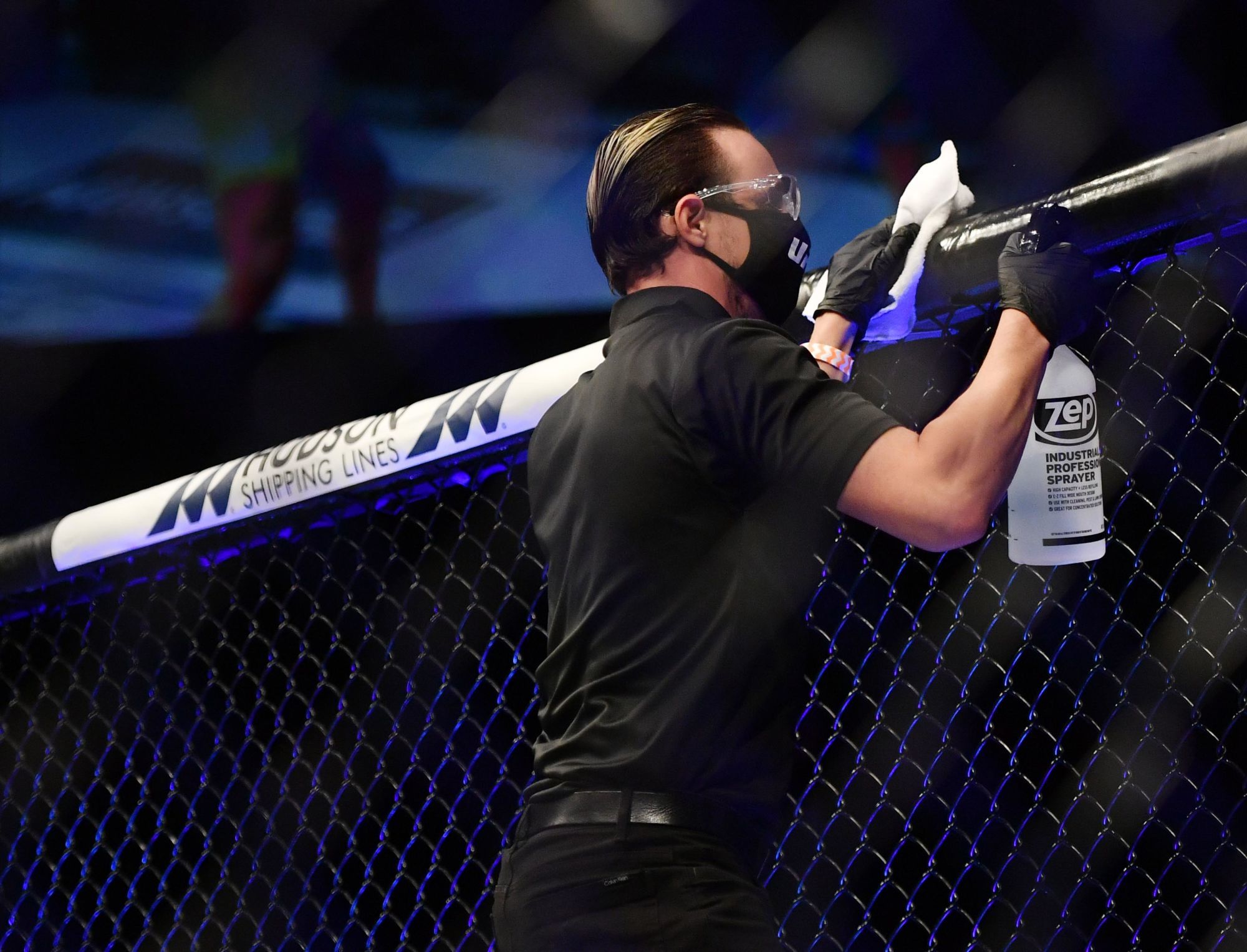May 9, 2020; Jacksonville, Florida, USA; The octagon is disinfected after the fight between Ryan Spann (red gloves) and Sam Alvey (blue gloves) during UFC 249 at VyStar Veterans Memorial Arena. Mandatory Credit: Photo by Jasen Vinlove/USA Today Network/Sipa USA) 
Photo by Icon Sport - --- -  (Etats Unis)