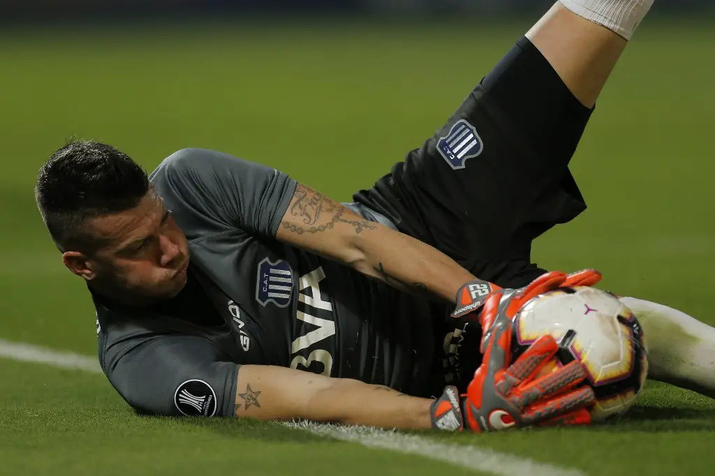 Argentina's Talleres goalkeeper Guido Herrera controls the ball during their Copa Libertadores football match against Brazil's Sao Paulo FC at Mario Alberto Kempes Stadium in Cordoba, Argentina on February 6, 2019. (Photo by DIEGO LIMA / AFP)