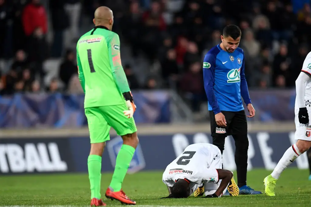 Rennes' Malian defender Hamari Traore prays after scoring the first goal during the French Cup football match between Athletico Marseille and Rennes at the Parsemain stadium in Fos sur mer on January 19, 2020. (Photo by Christophe SIMON / AFP)